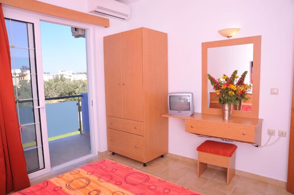 rooms-apartment-1-bedroom-balcony-or-terrace