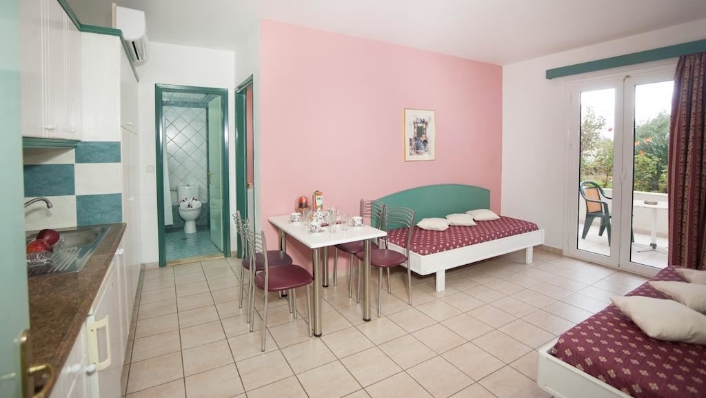 rooms-superior-1-bedroom-apartment-balcony-or-terrace