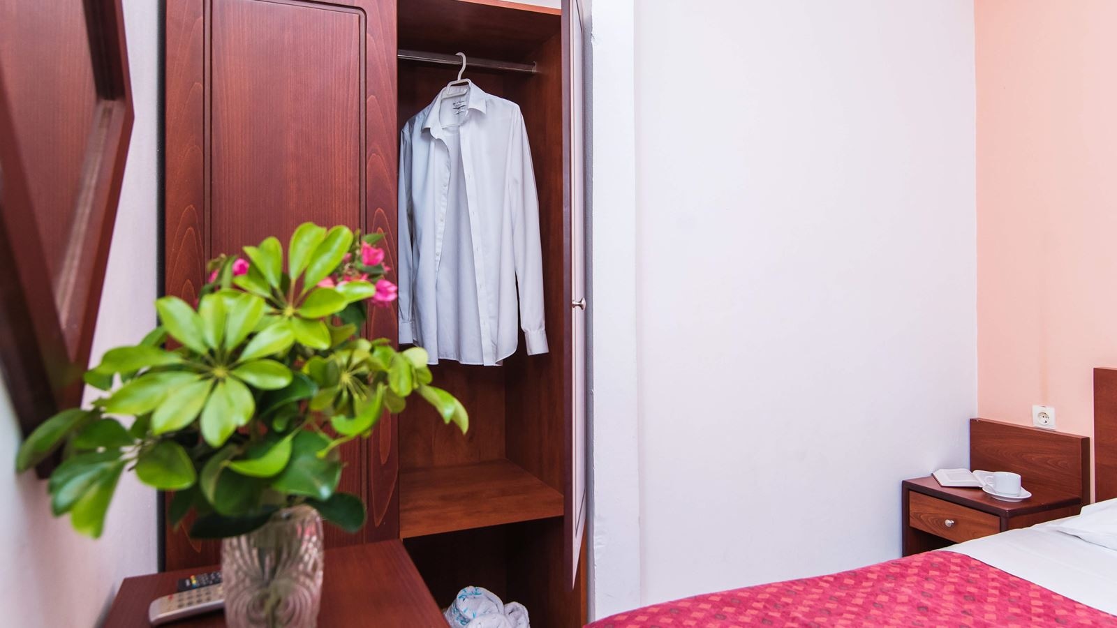 rooms-one-bedroom-apartment-garden-view-or-side-sea-view-4-pax