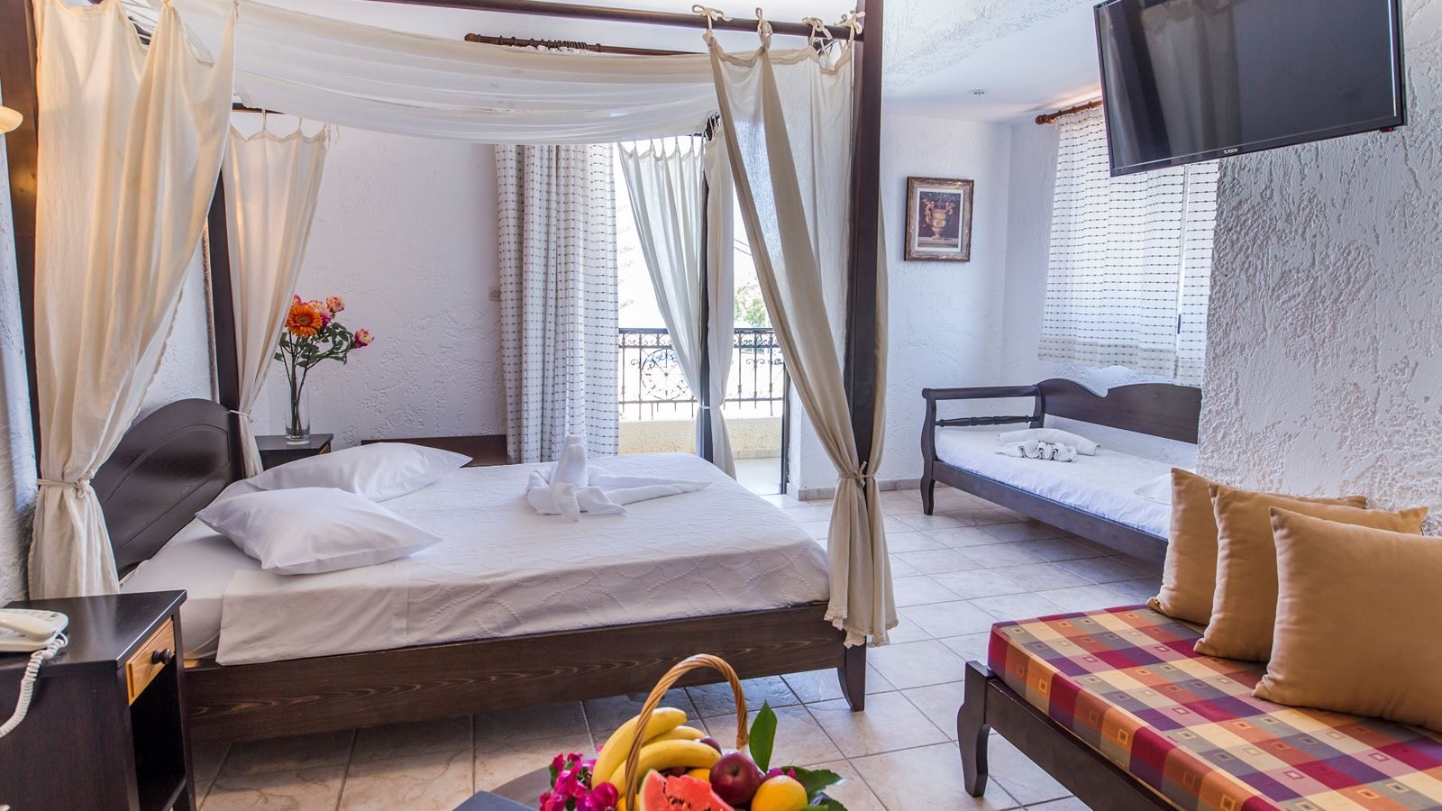 rooms-superior-familyroom-seaview-balcony