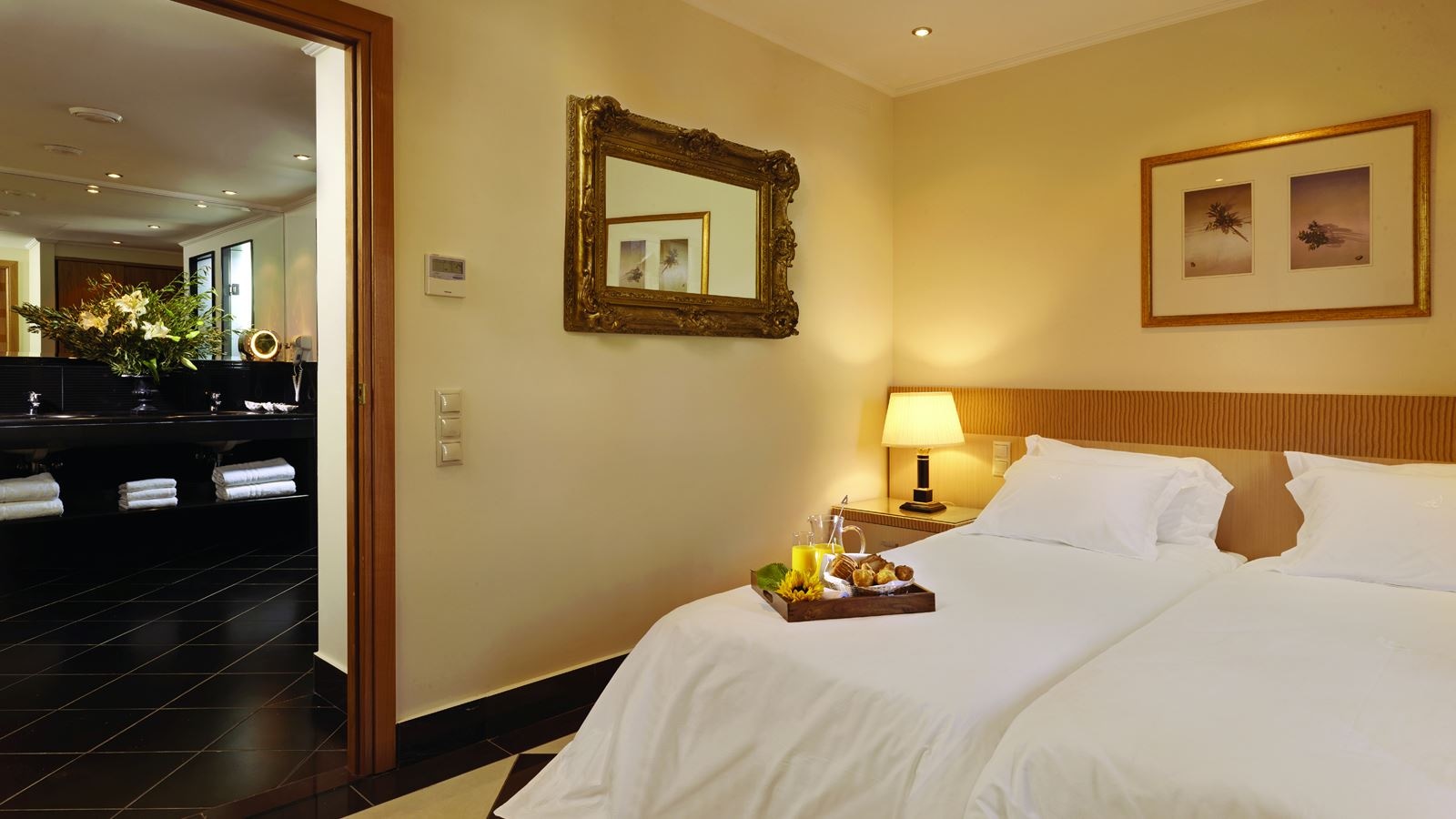 rooms-family-standard-1-bedroom-suite-pool-view