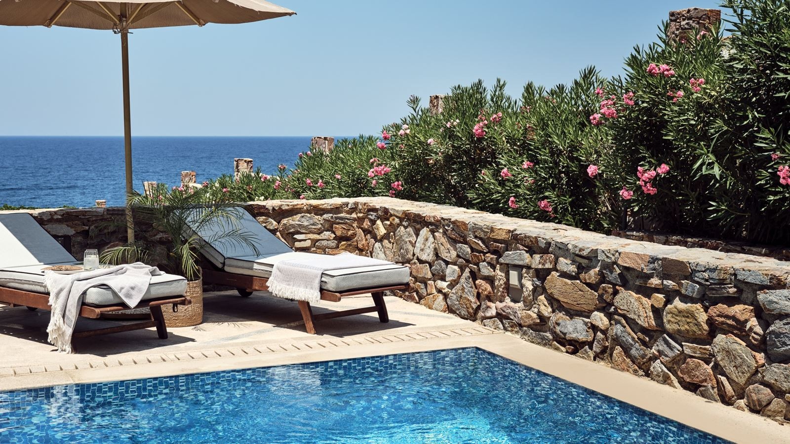 rooms-family-suite-sea-view-with-private-pool
