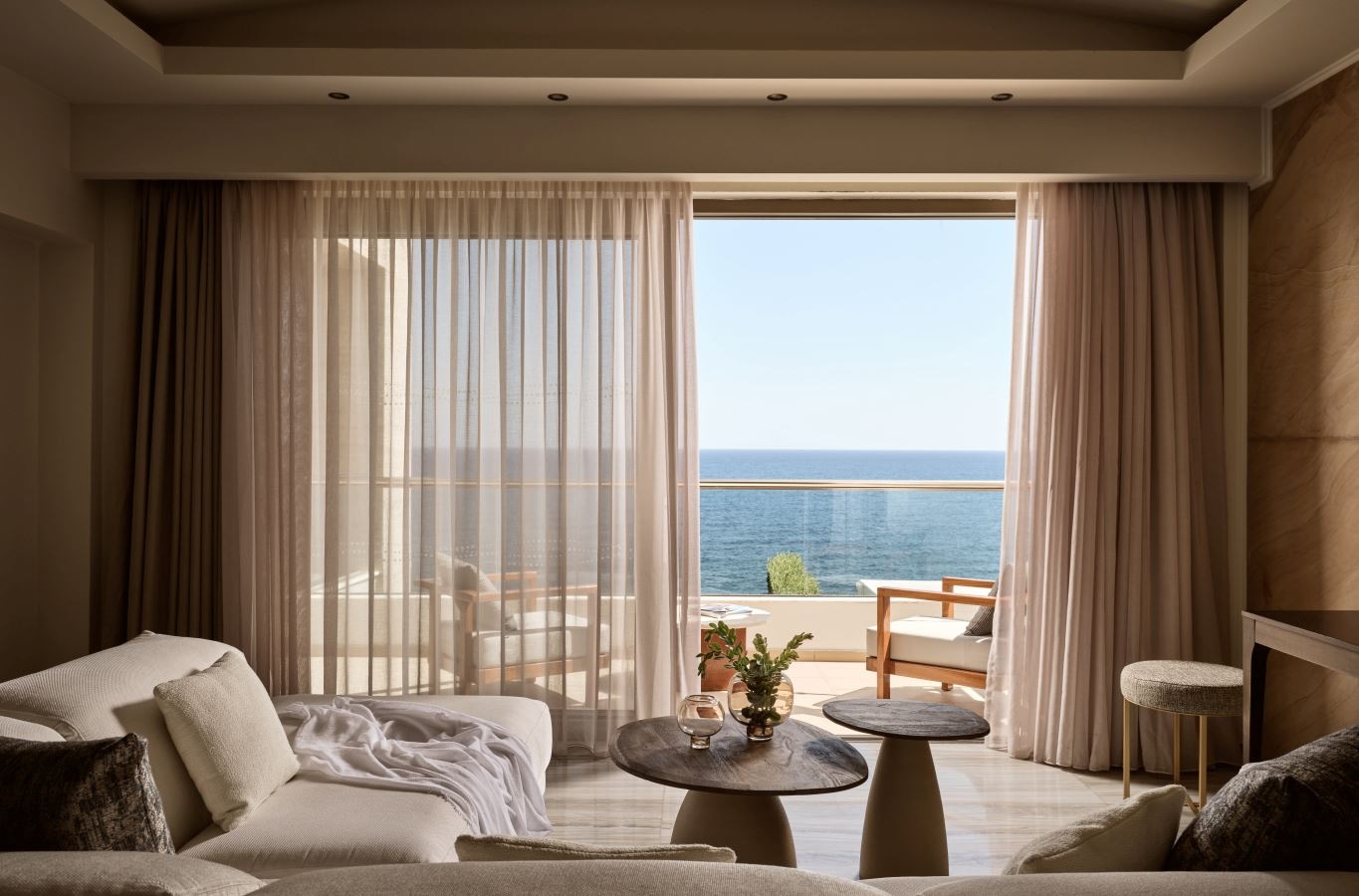 rooms-royal-superior-suite-waterfront-with-jacuzzi-on-balcony