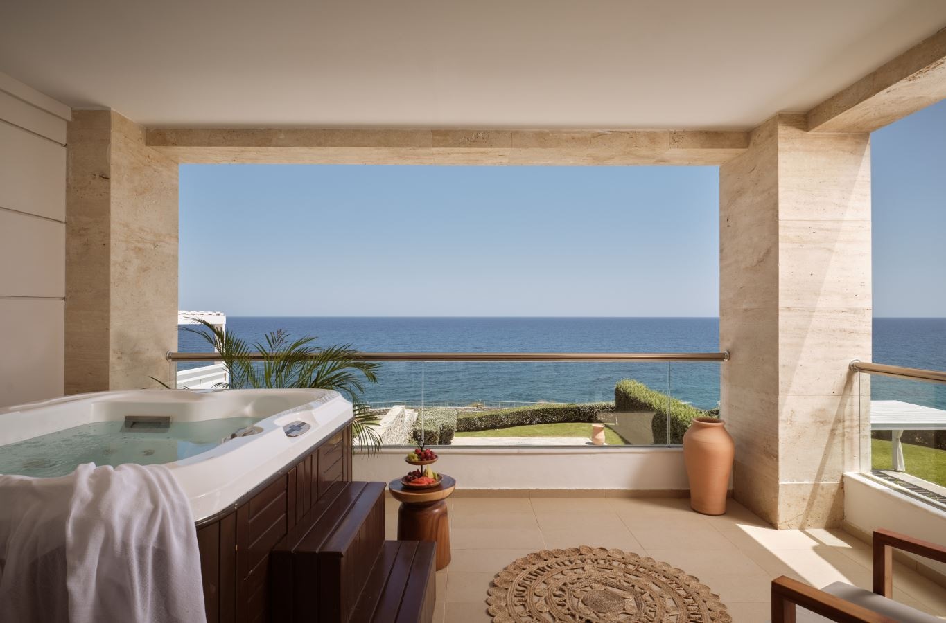 rooms-royal-superior-suite-waterfront-with-jacuzzi-on-balcony