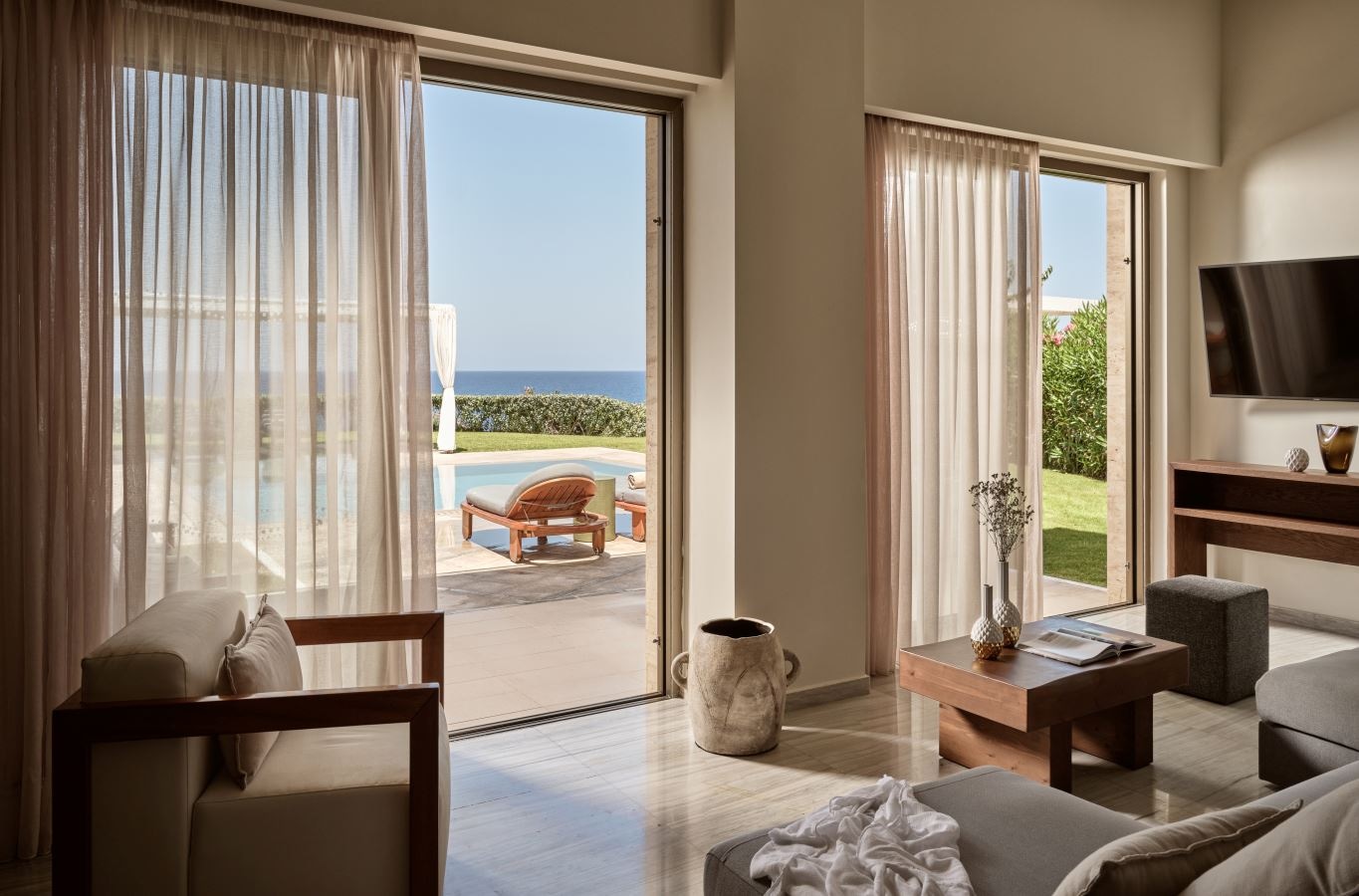 rooms-presidential-waterfront-suite-with-private-pool