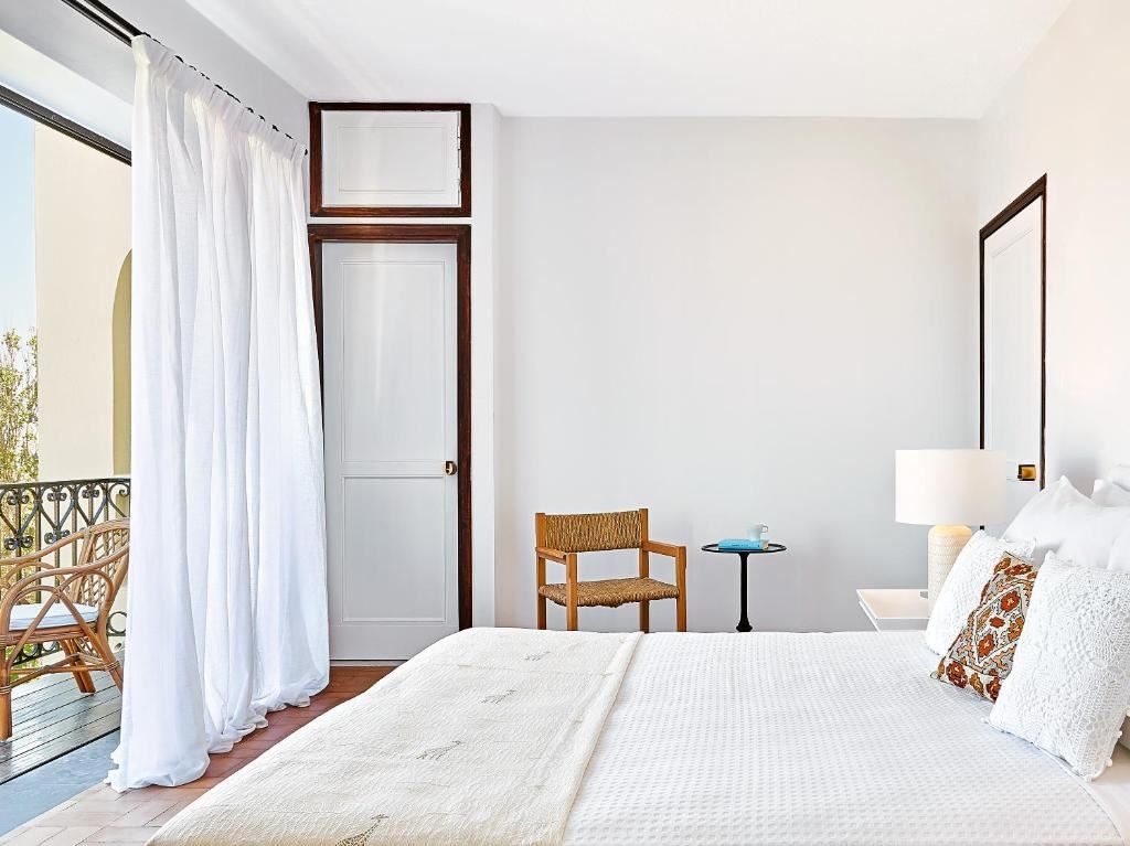 rooms-deluxe-guest-room-pool-view-or-garden-view