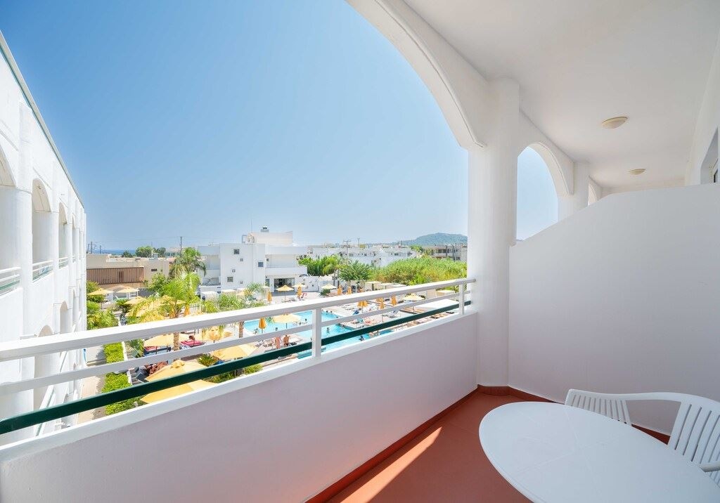 rooms-king-double-pool-view