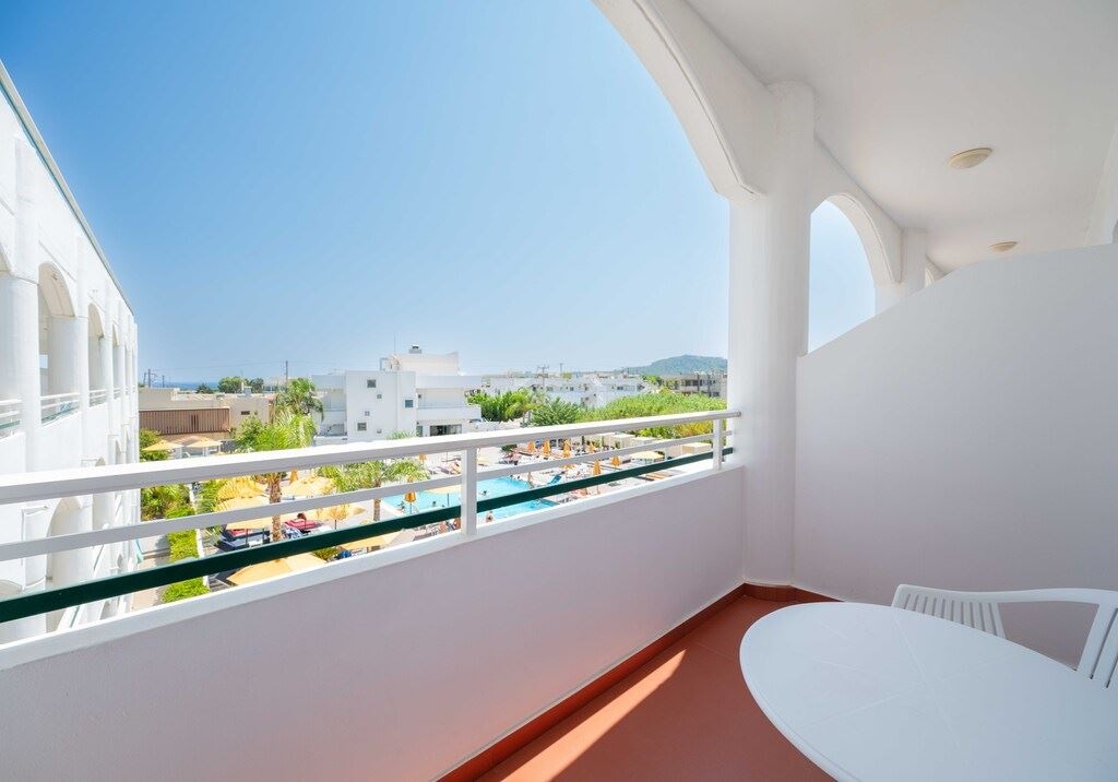 rooms-king-double-pool-view