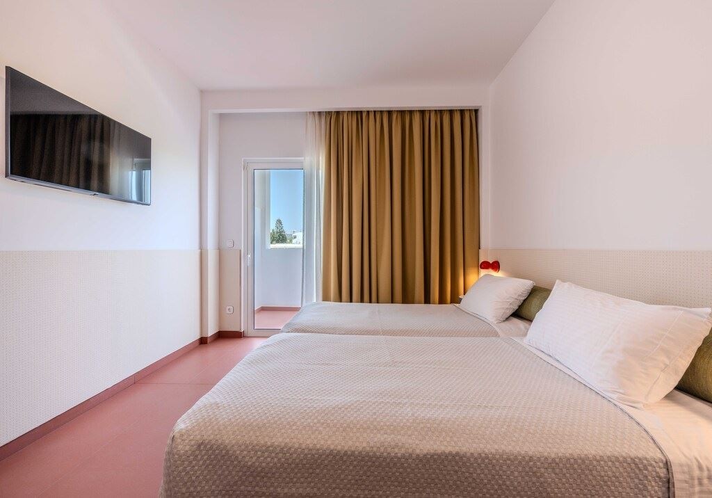 rooms-king-double-pool-view