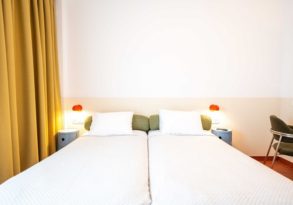 rooms-king-double-pool-view