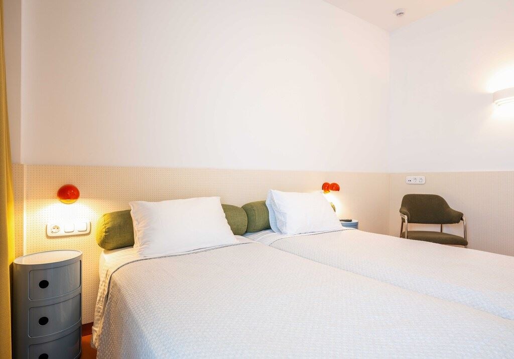 rooms-queen-double-pool-view