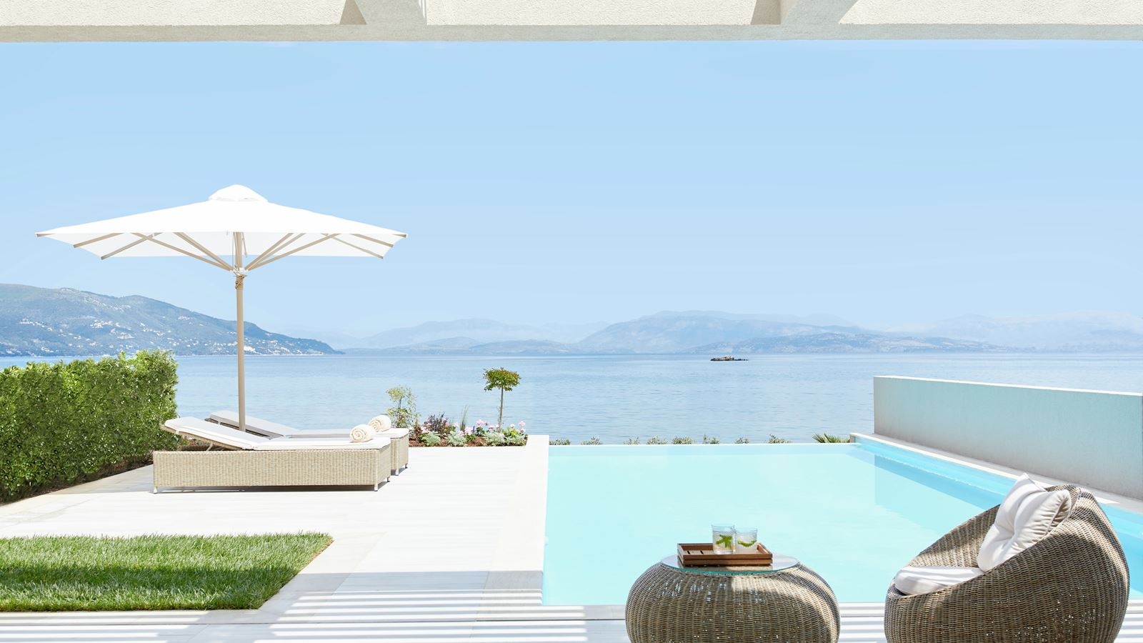 rooms-deluxe-one-bedroom-suite-private-pool-beach-front