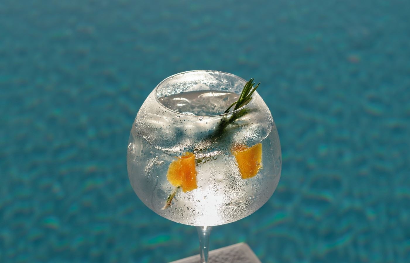 restaurants-sky-main-pool-bar