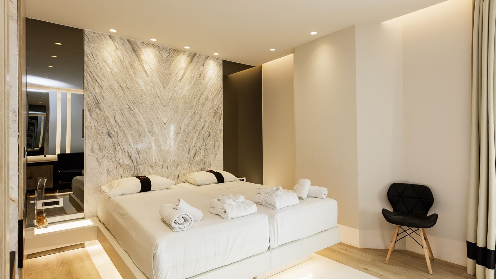 rooms-junior-suite-side-sea-view-or-sea-view