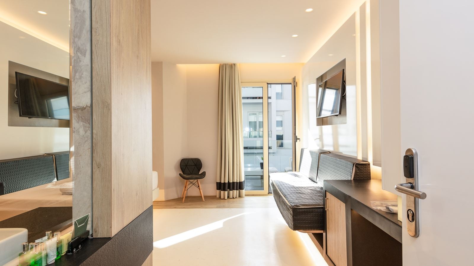 rooms-junior-suite-side-sea-view-or-sea-view