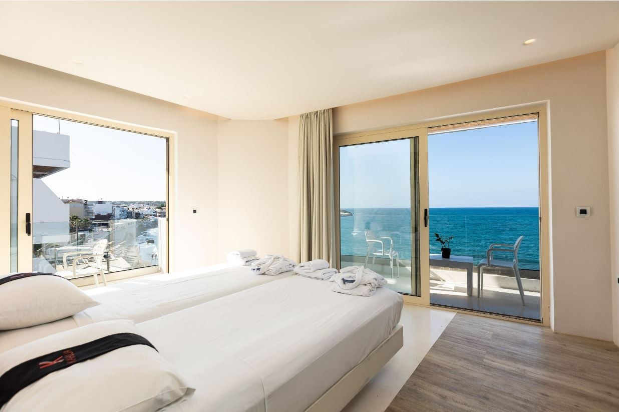 rooms-junior-suite-front-seaview-balcony