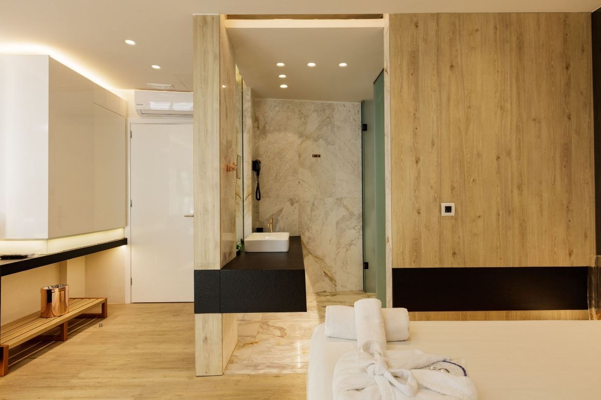 rooms-junior-suite-sideseaview-balcony-single-use