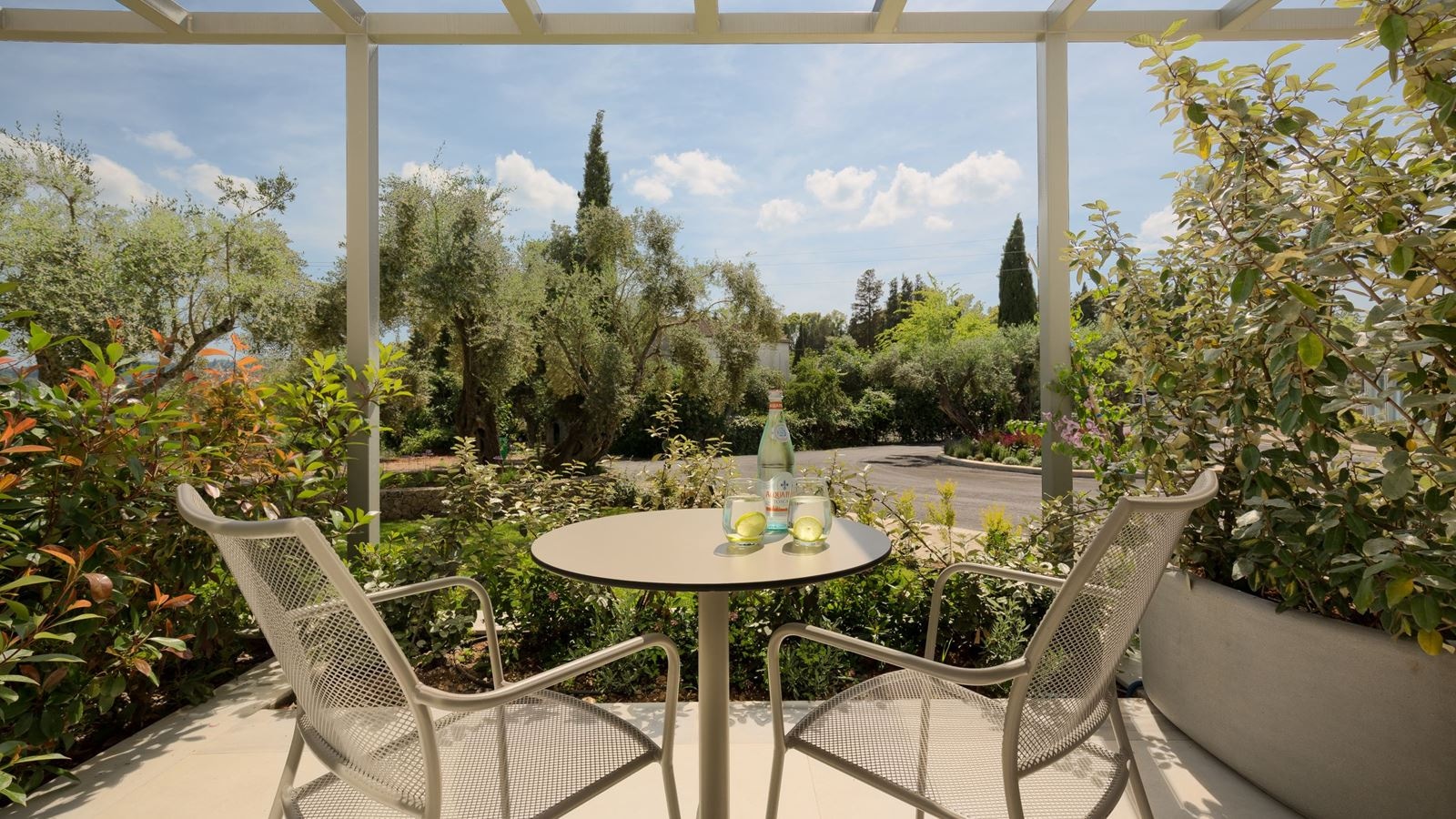 rooms-deluxe-room-garden-view