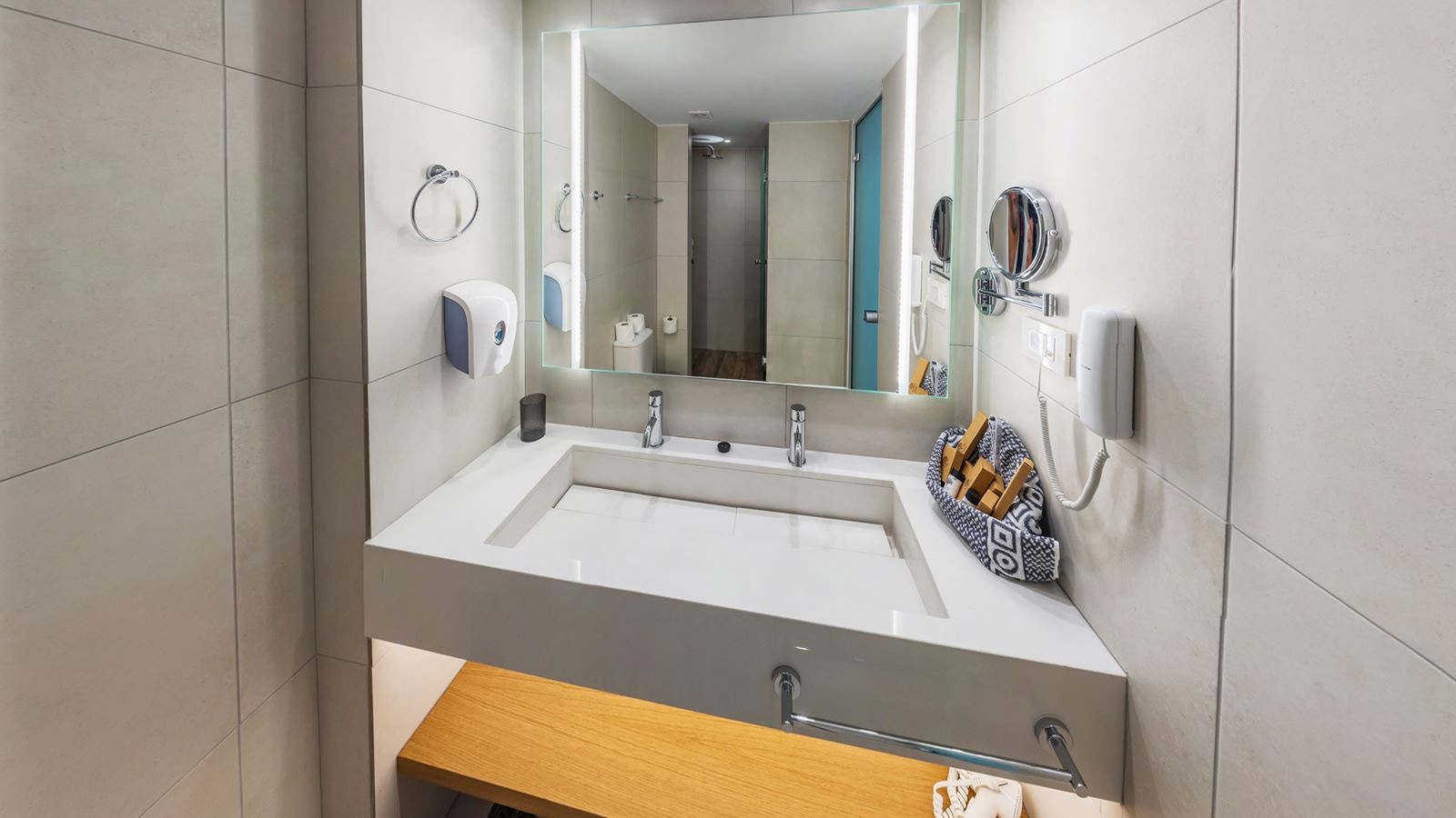 rooms-twin-room-superior-sideseaview-balcony-or-terrace