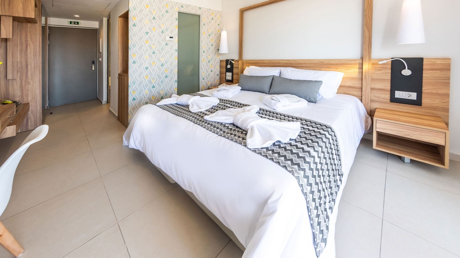 rooms-twin-room-superior-sideseaview-balcony-or-terrace