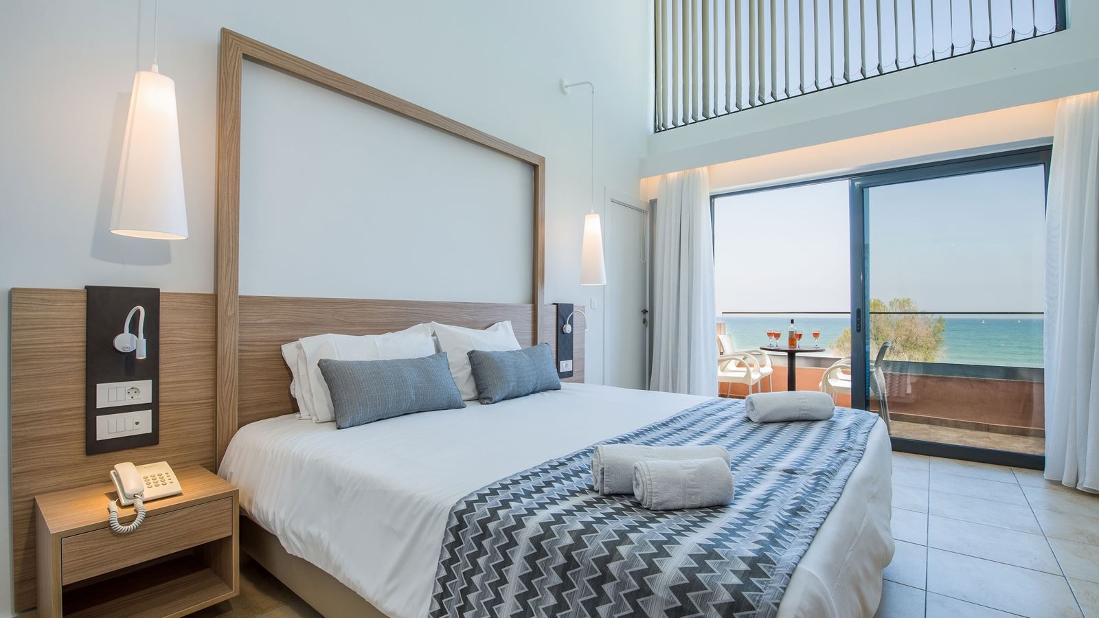 rooms-maisonette-sideseaview-for-25-persons