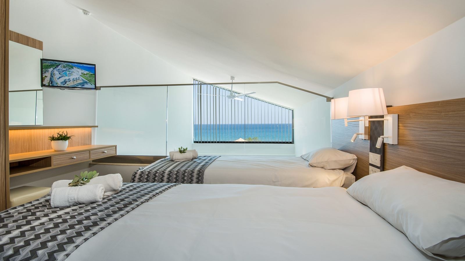 rooms-maisonette-sideseaview-for-26-persons