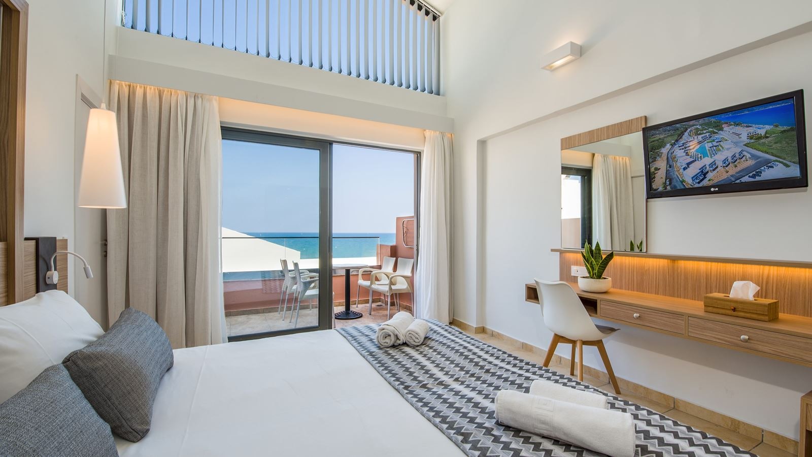 rooms-maisonette-sideseaview-for-26-persons