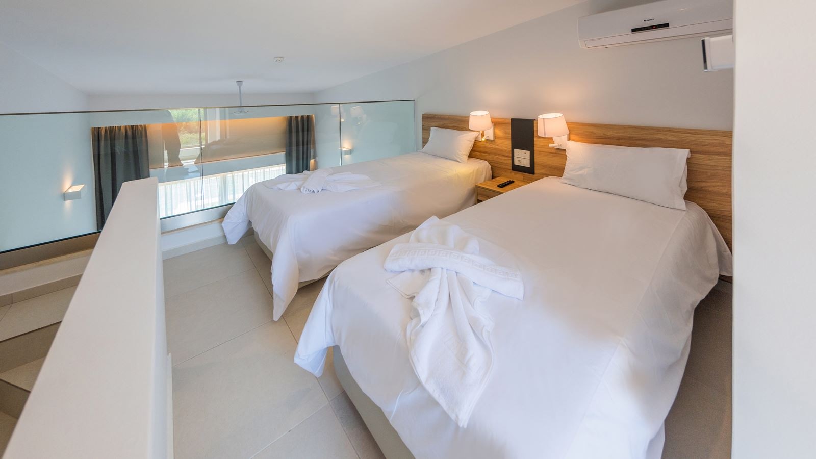 rooms-maisonette-sideseaview-for-26-persons