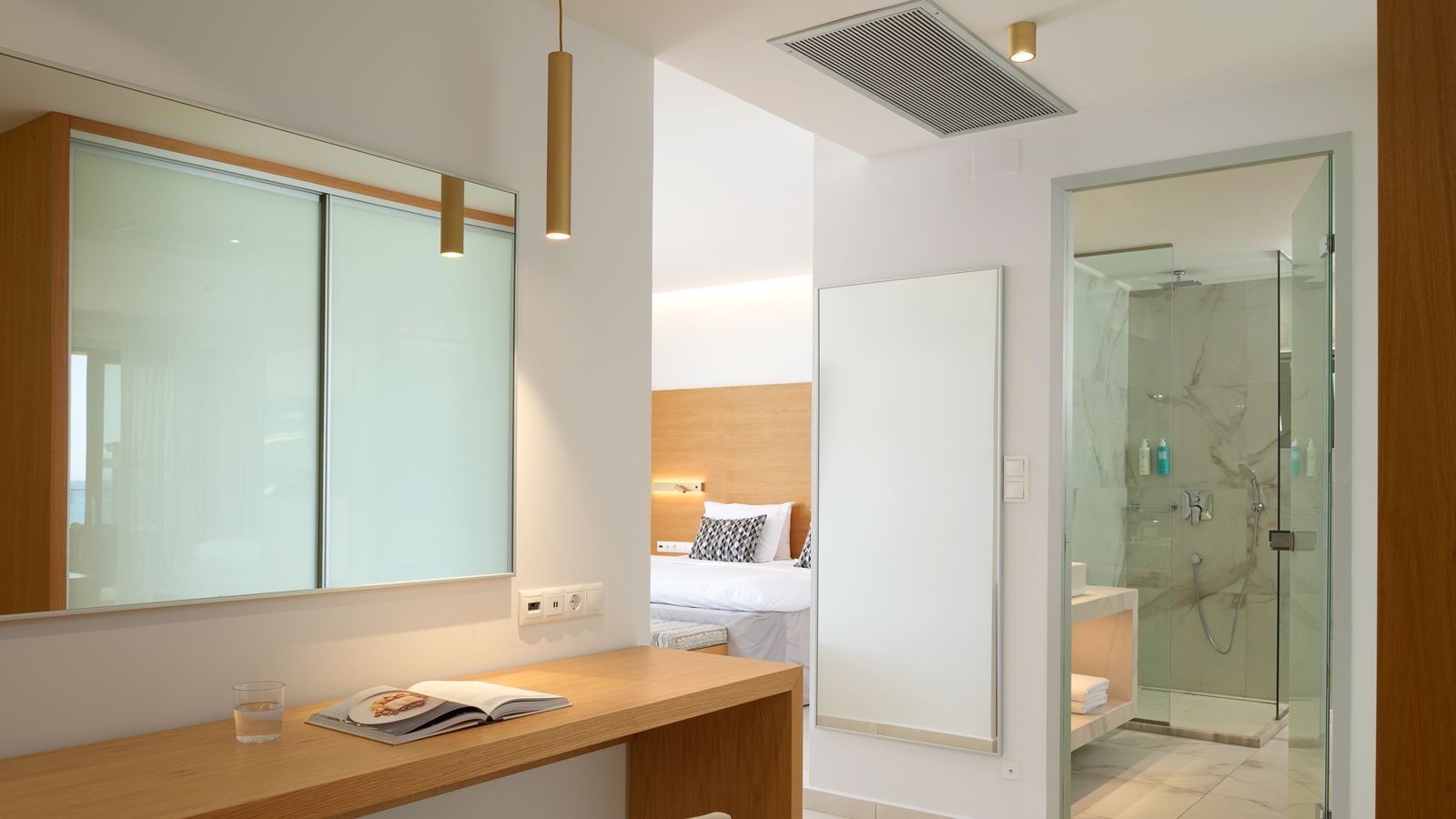 rooms-white-pearl-beachfront-suite-front-sea-view