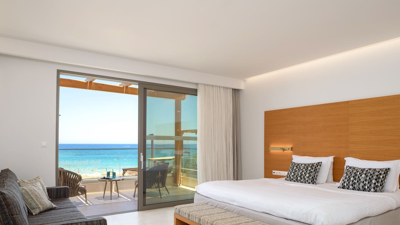 rooms-white-pearl-beachfront-suite-front-sea-view
