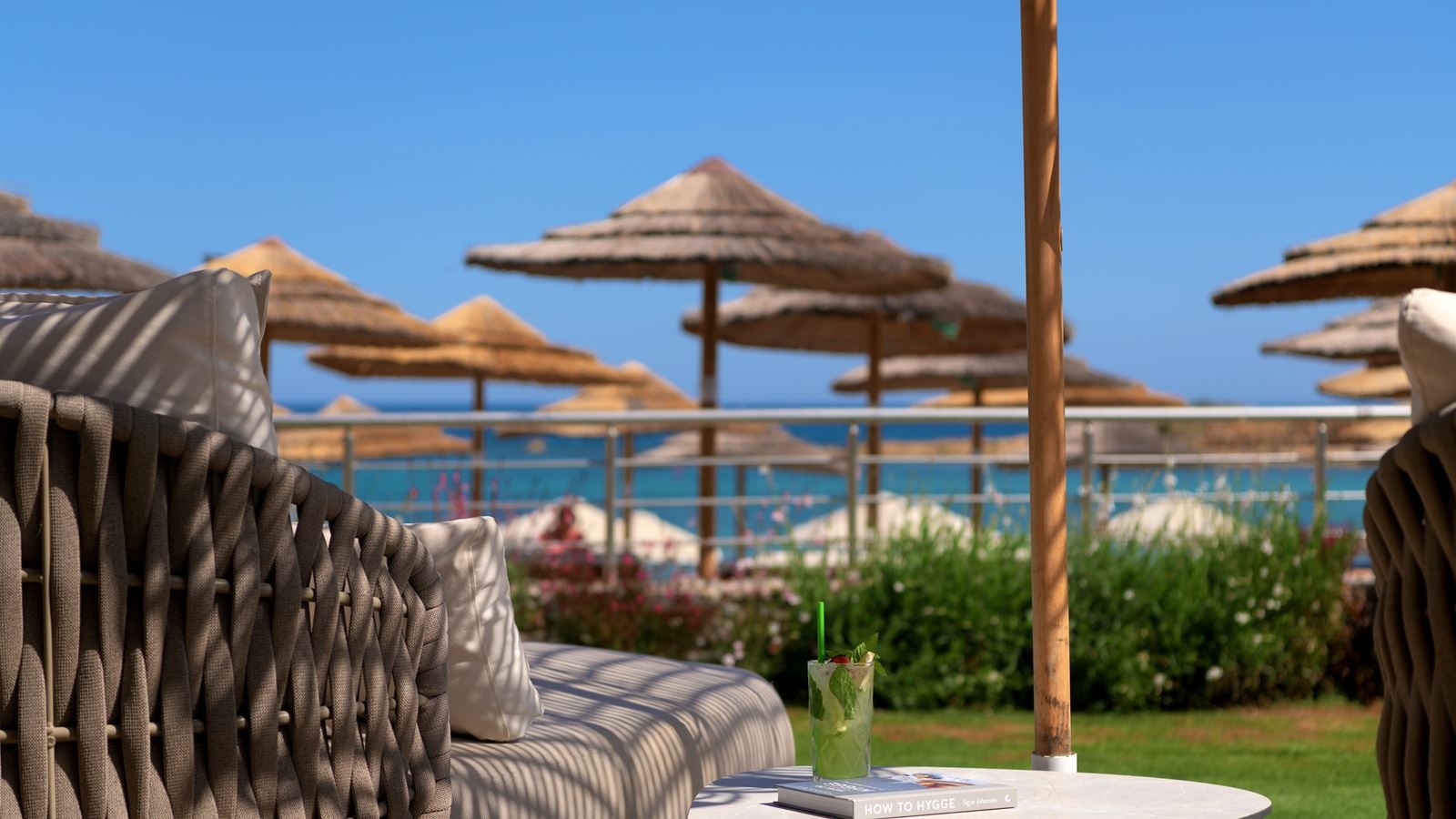 rooms-white-pearl-beachfront-suite-front-sea-view