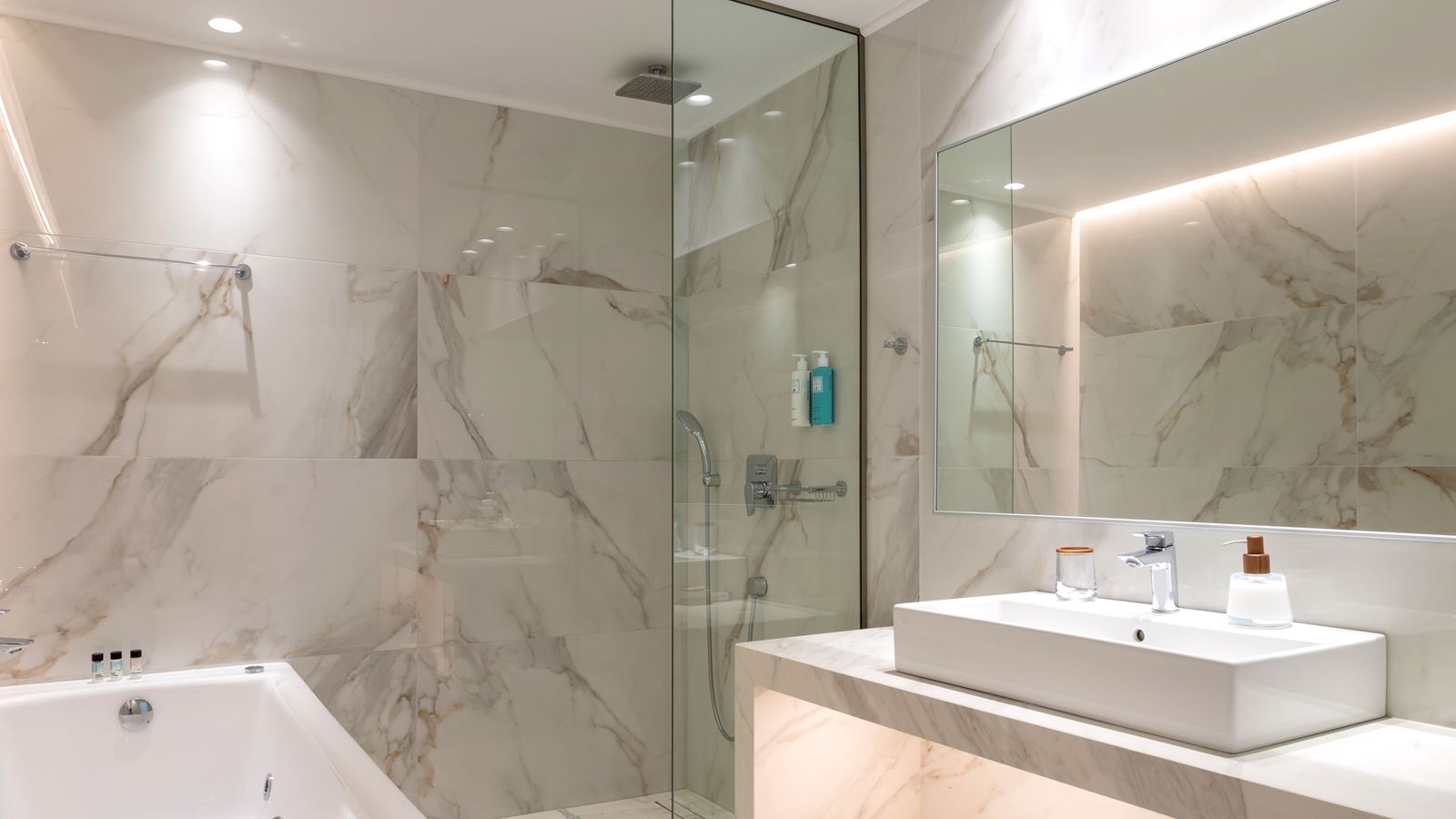 rooms-white-pearl-beachfront-suite-front-sea-view