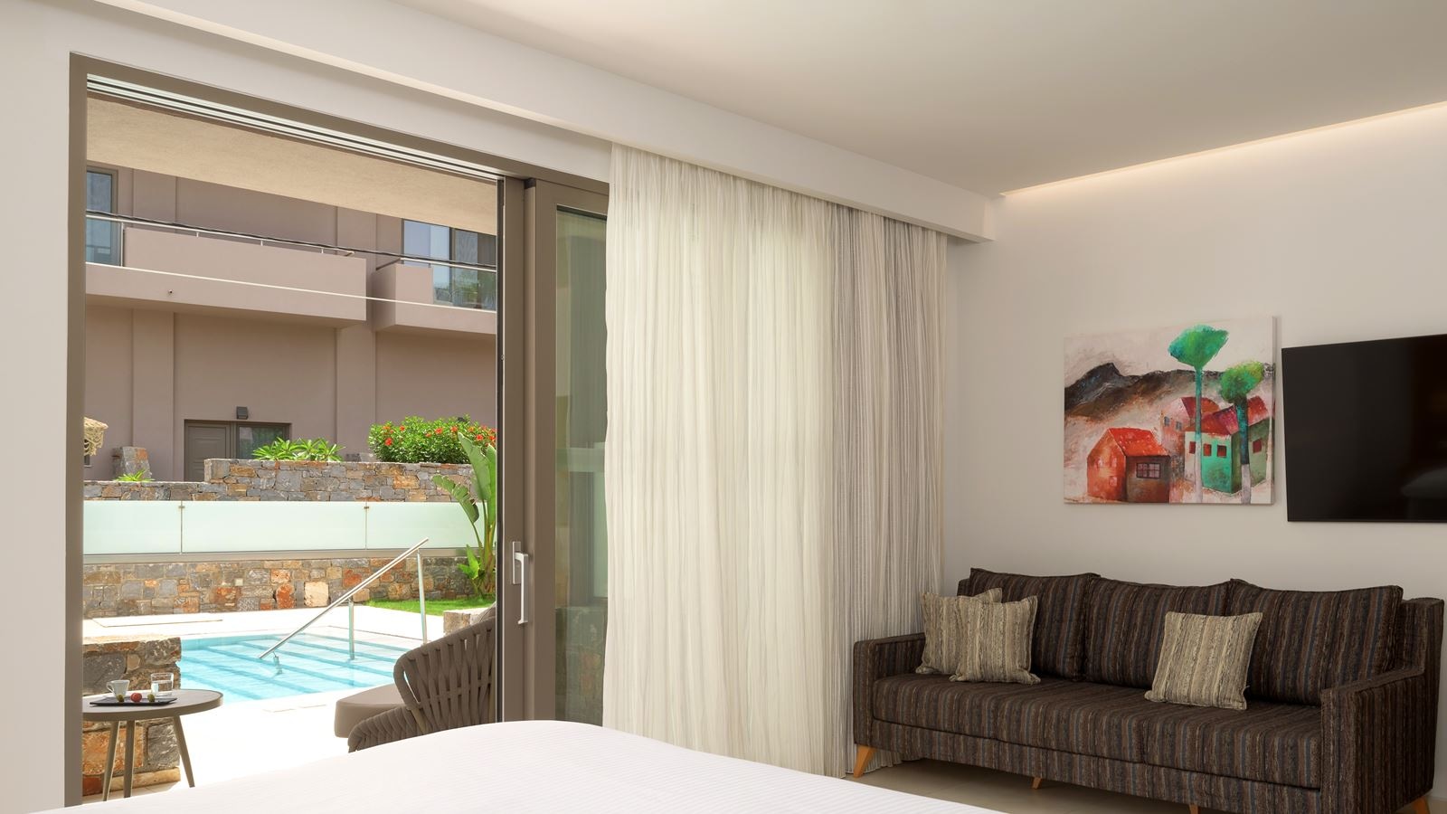 rooms-white-deluxe-suite-swimup