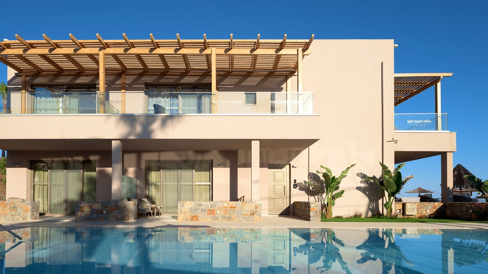 rooms-white-deluxe-suite-swimup