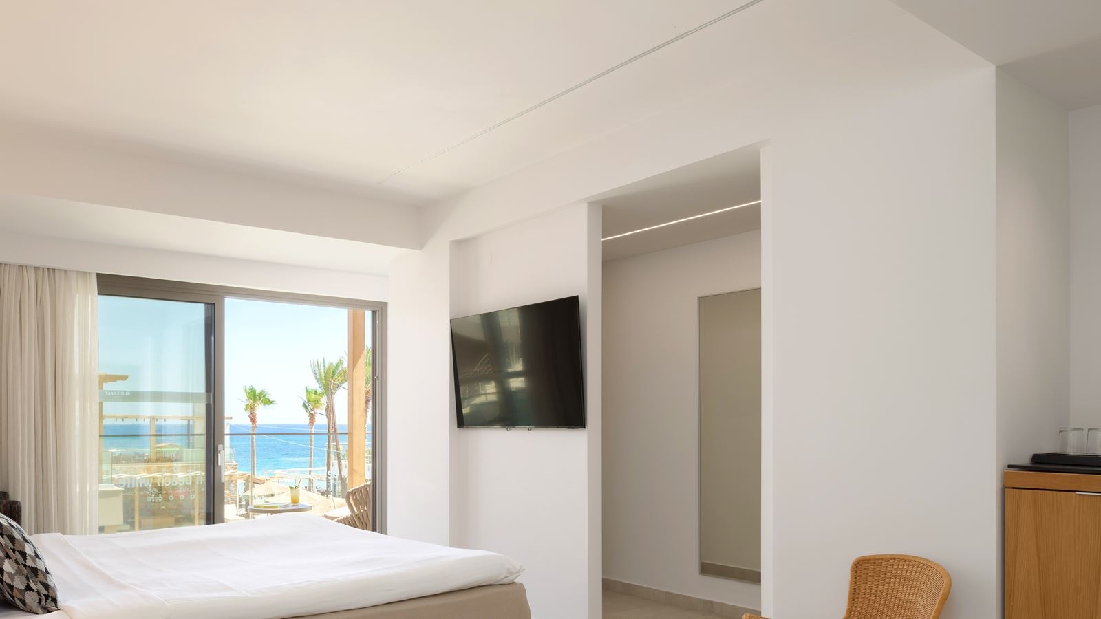 rooms-white-deluxe-suite-sea-view