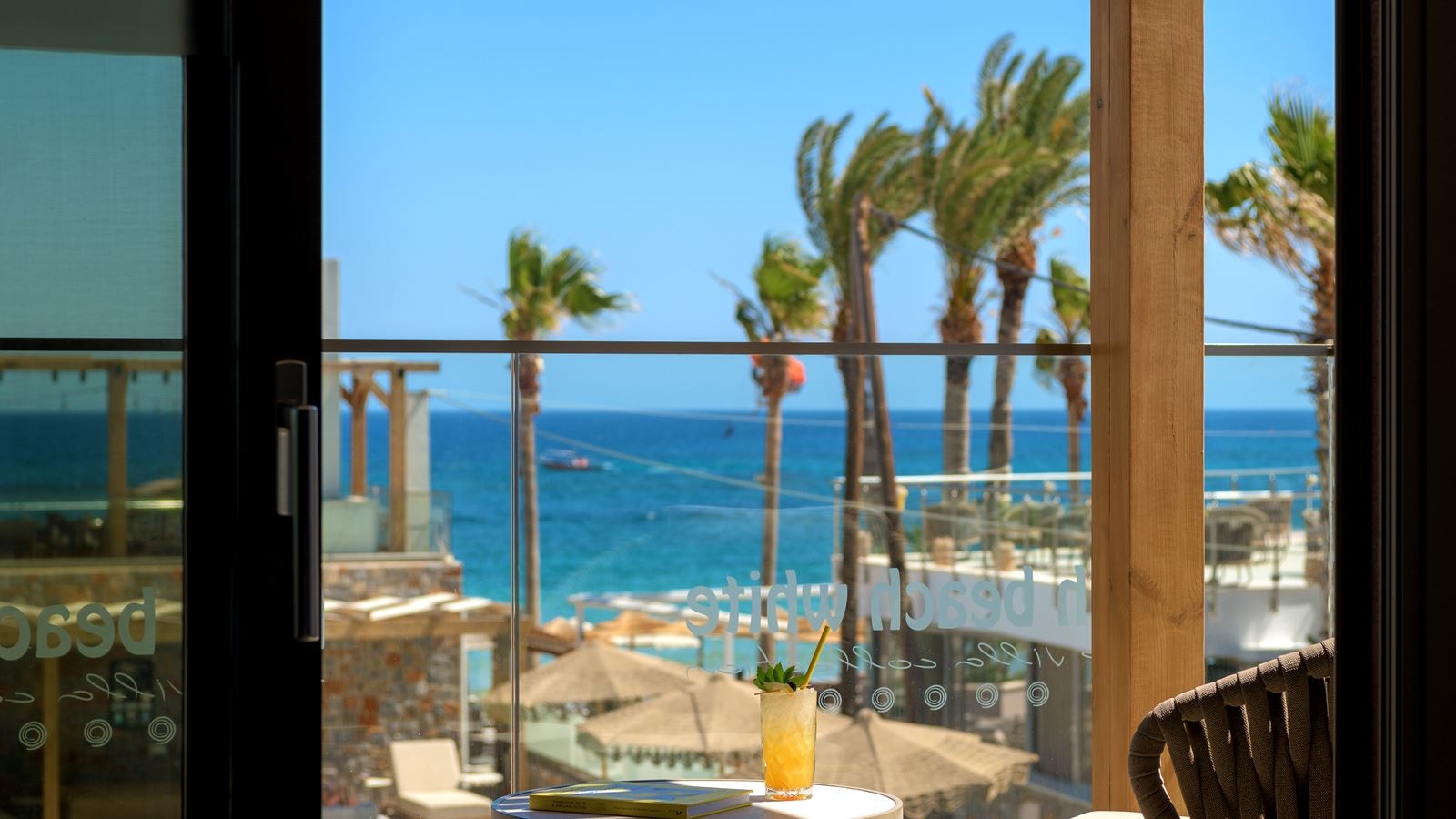 rooms-white-deluxe-suite-sea-view