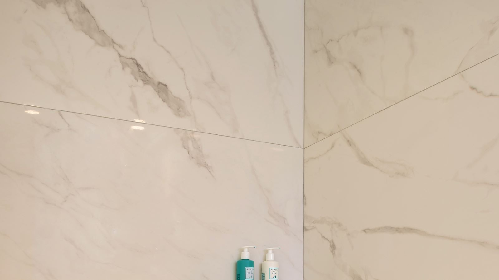 rooms-white-deluxe-suite-sea-view