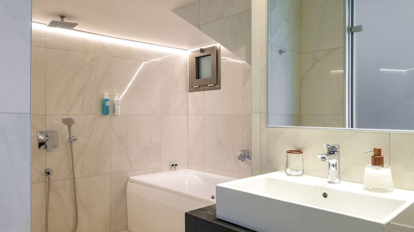 rooms-white-deluxe-suite-garden-view