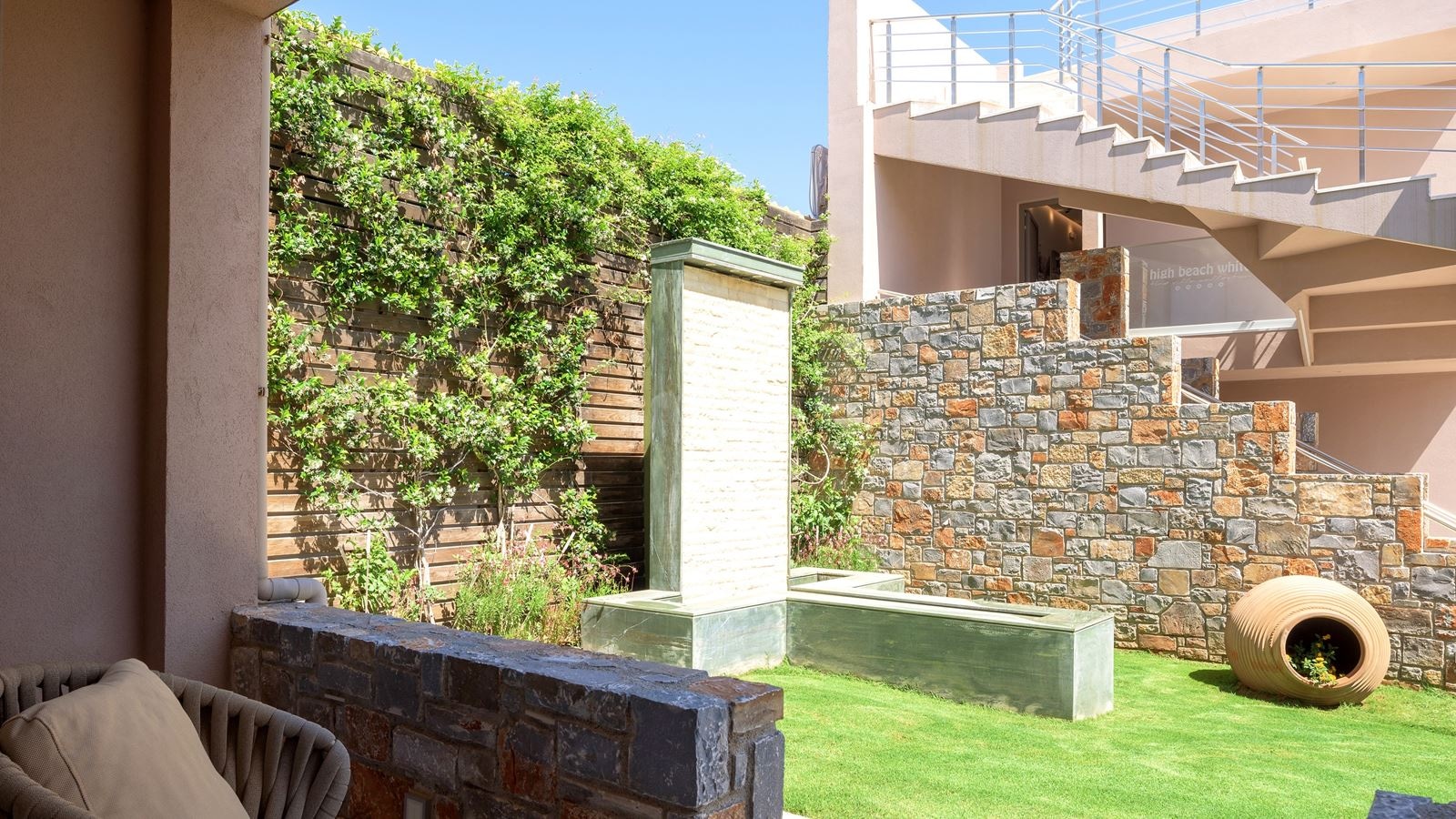 rooms-white-deluxe-suite-garden-view