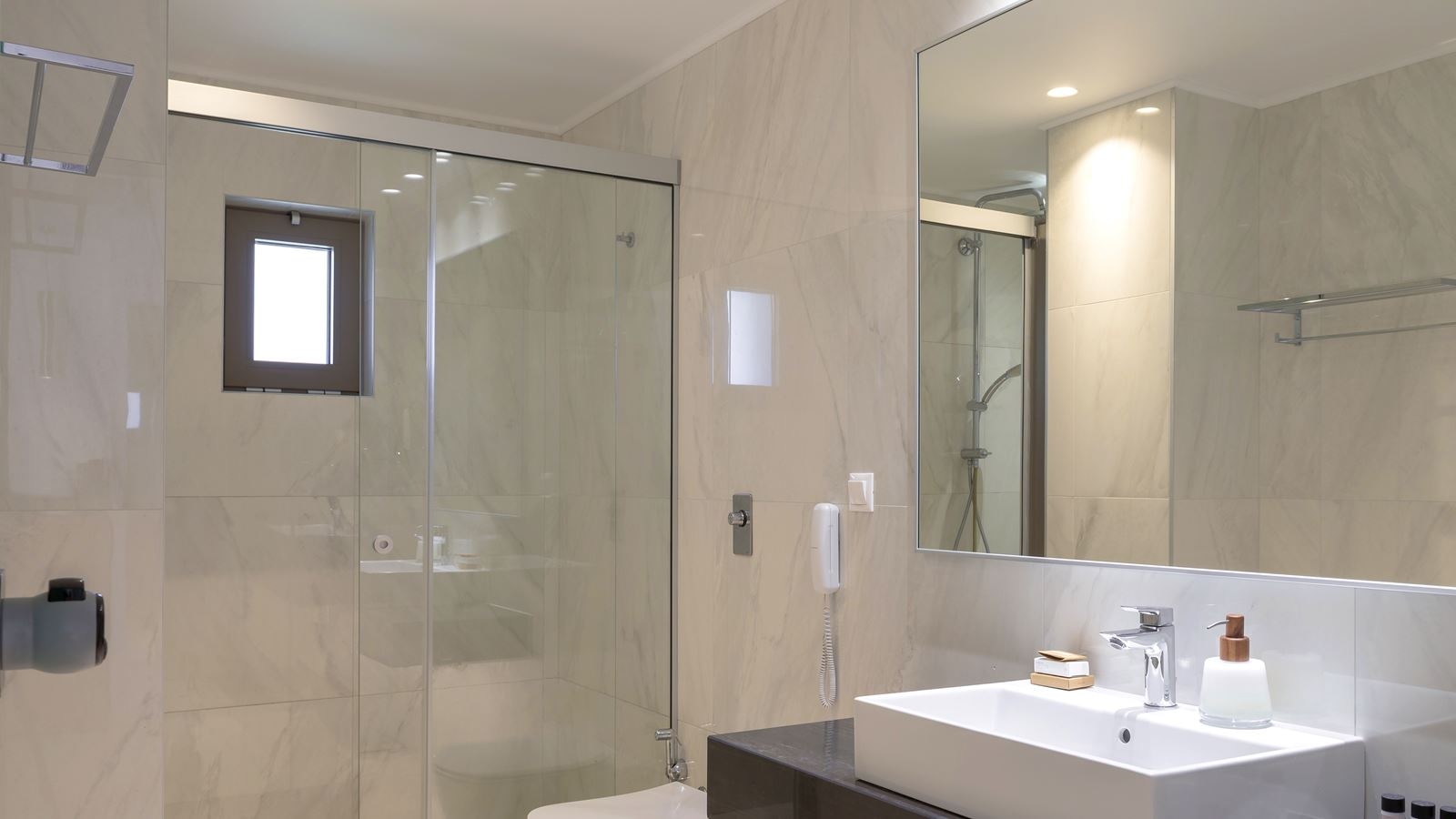 rooms-white-deluxe-double