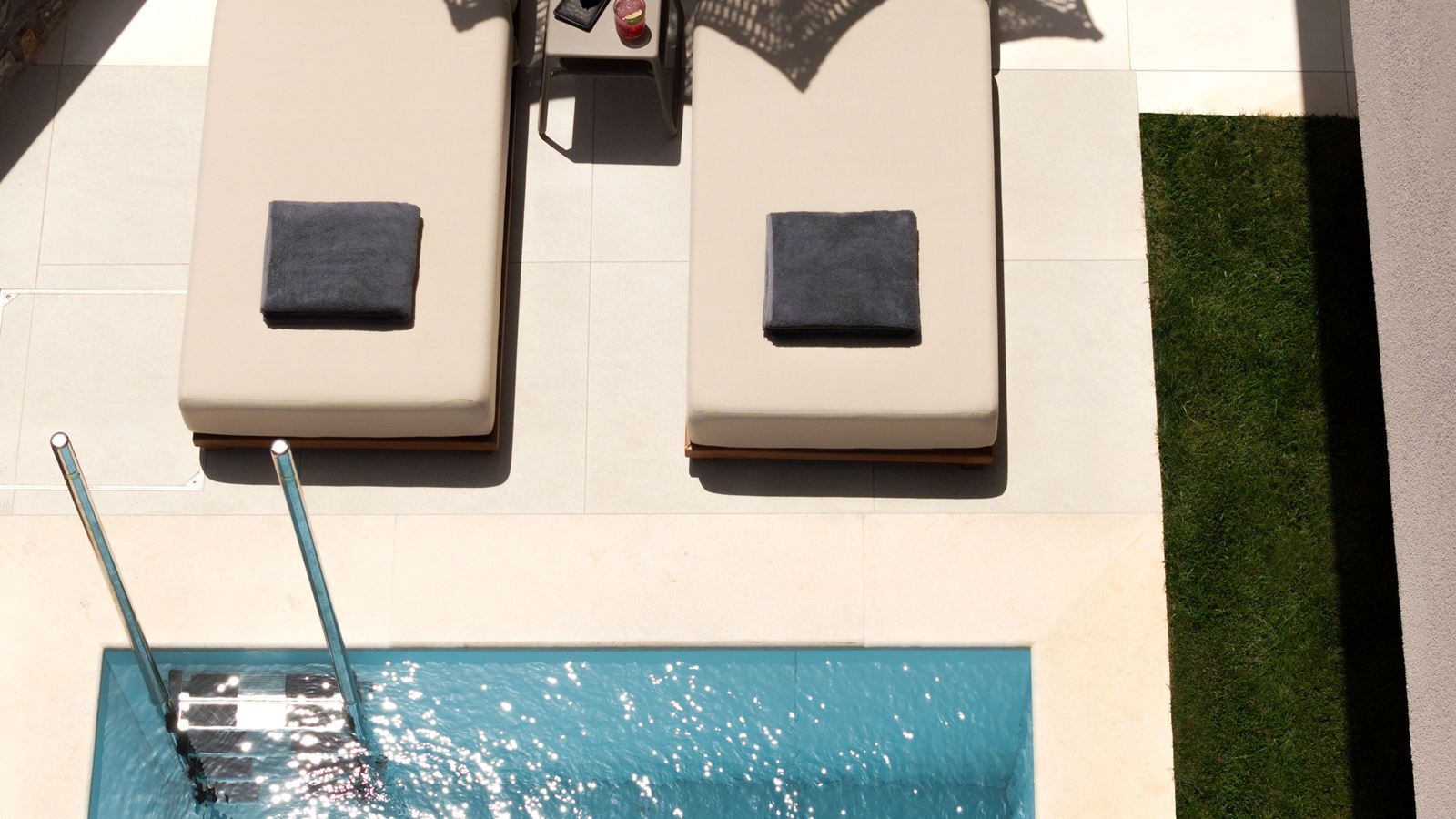 rooms-white-superior-double-private-pool