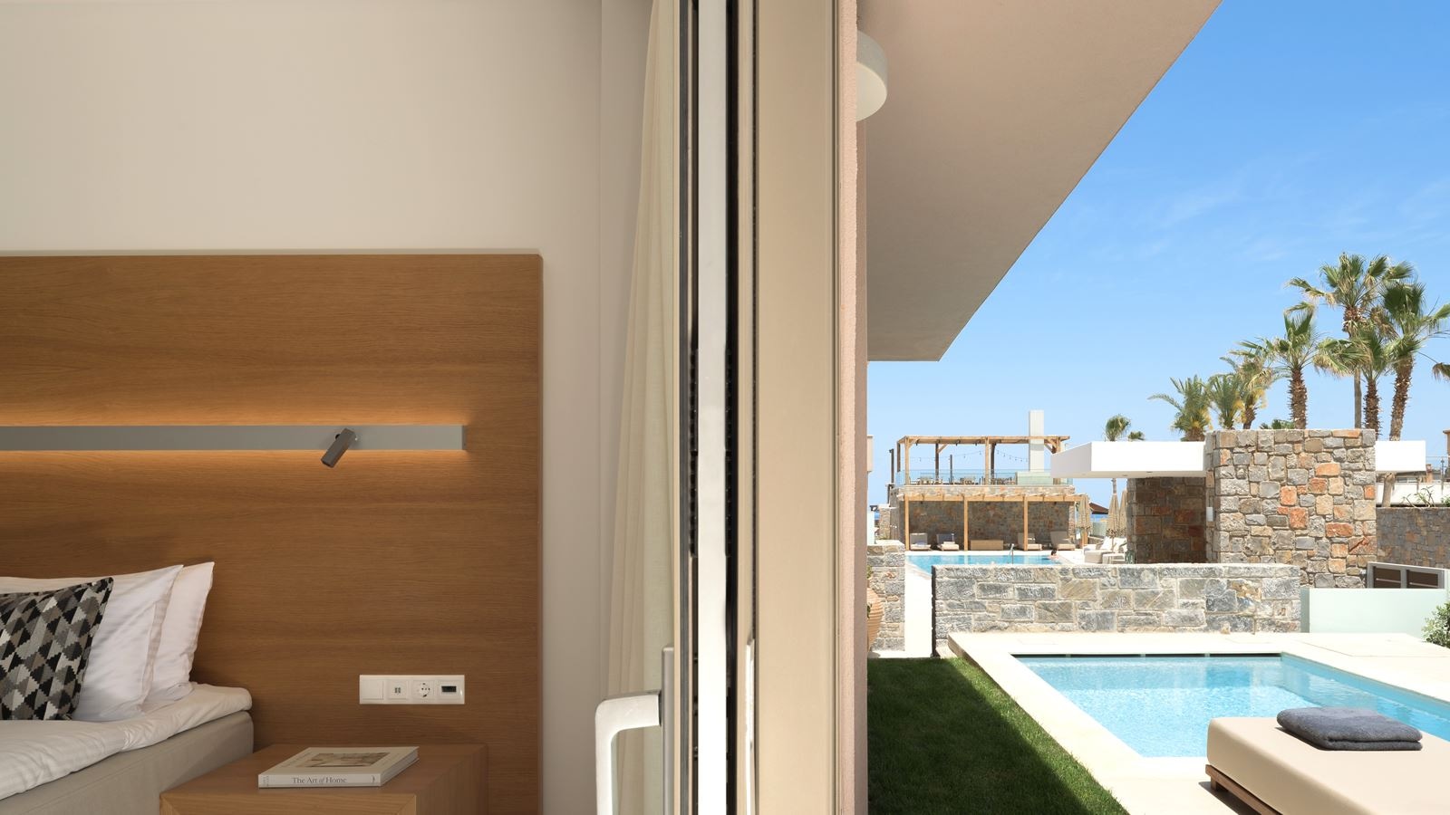 rooms-white-superior-double-private-pool