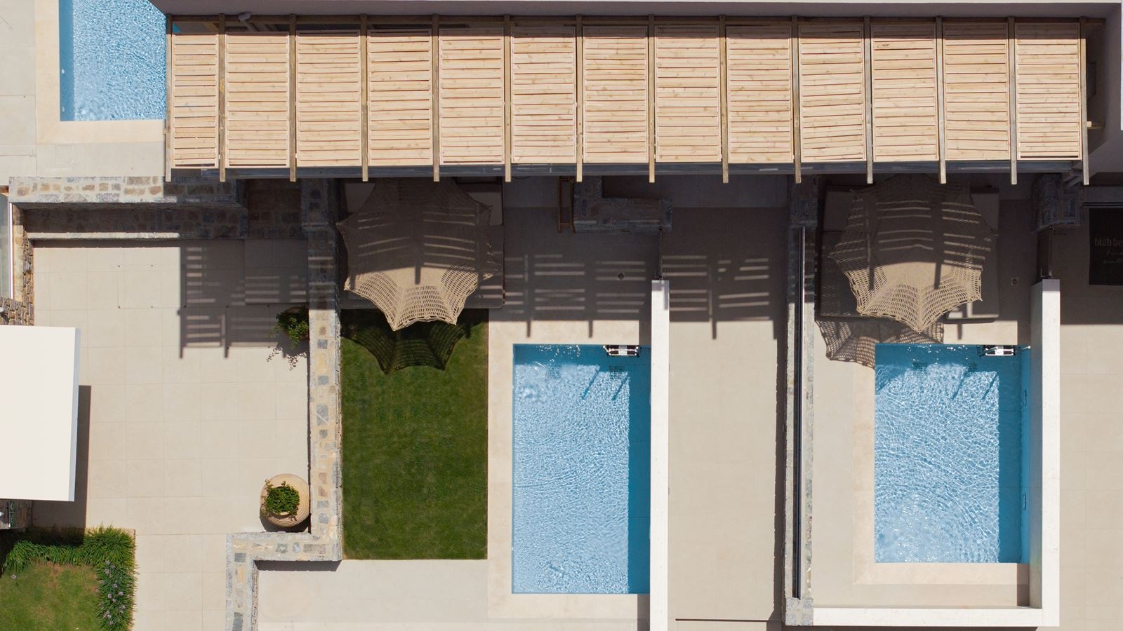 rooms-white-superior-double-private-pool