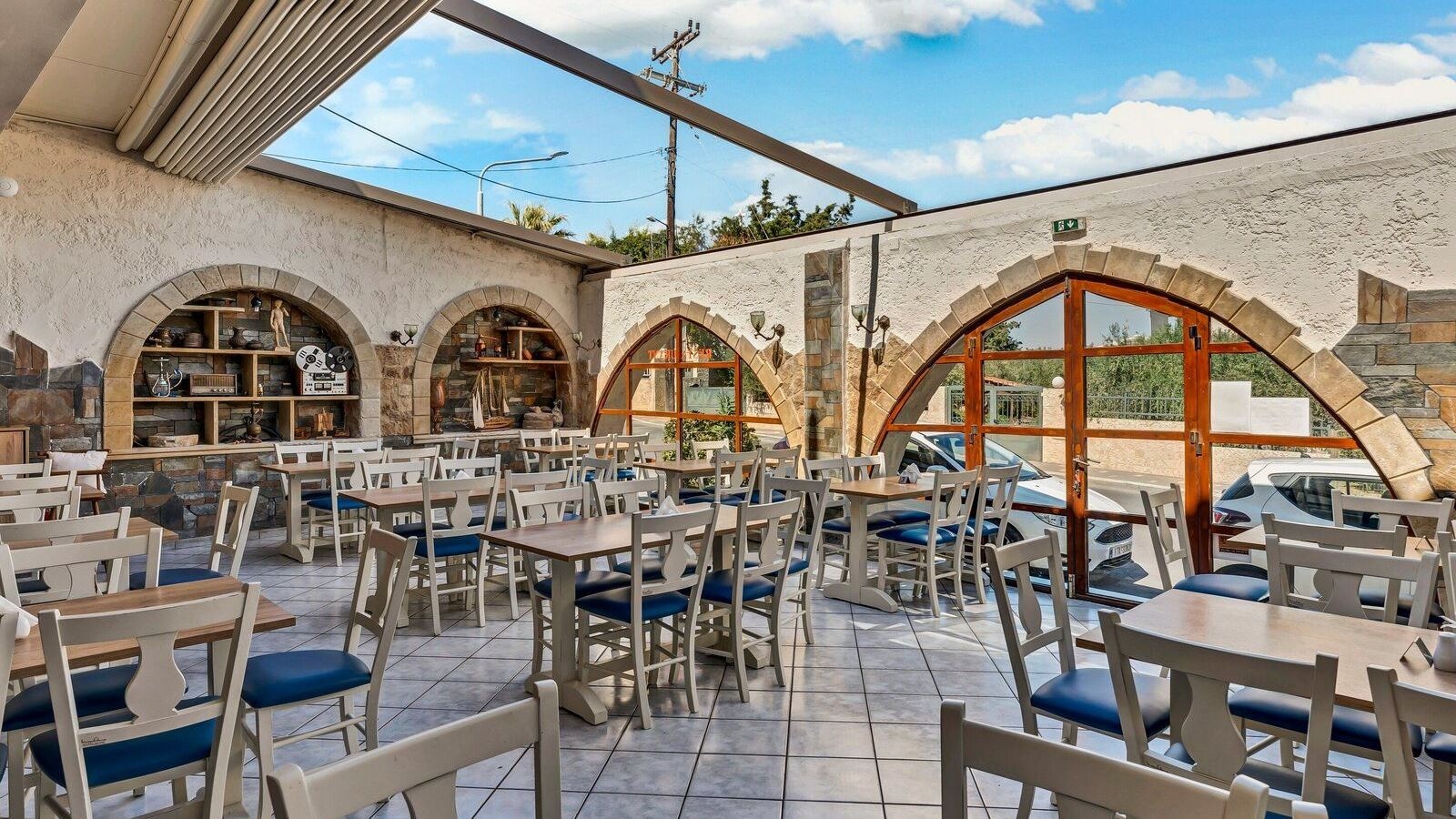 restaurants-erato-pool-snach-bar--50-meter-away