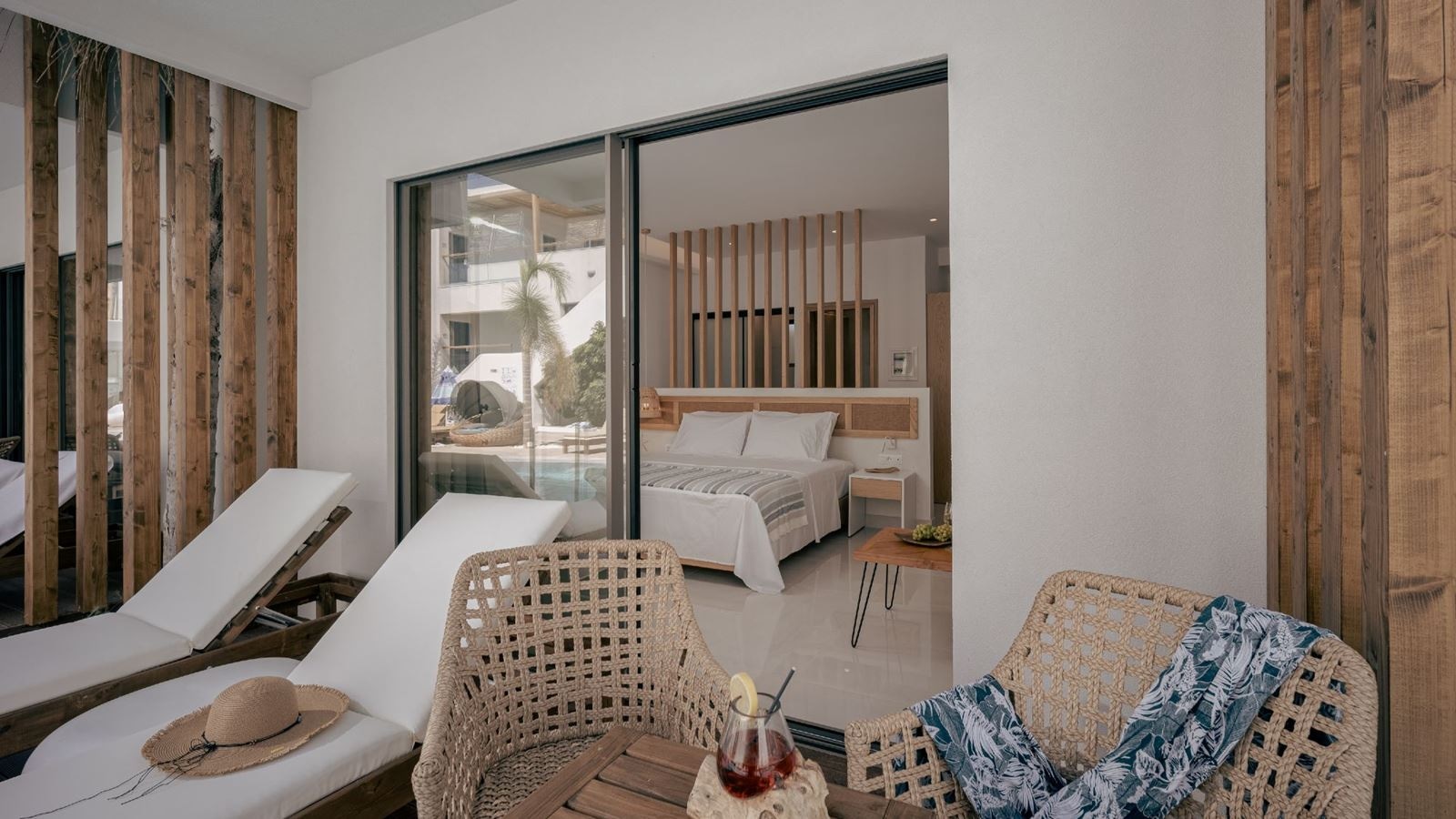 rooms-deluxe-swim-up-suite-terrace