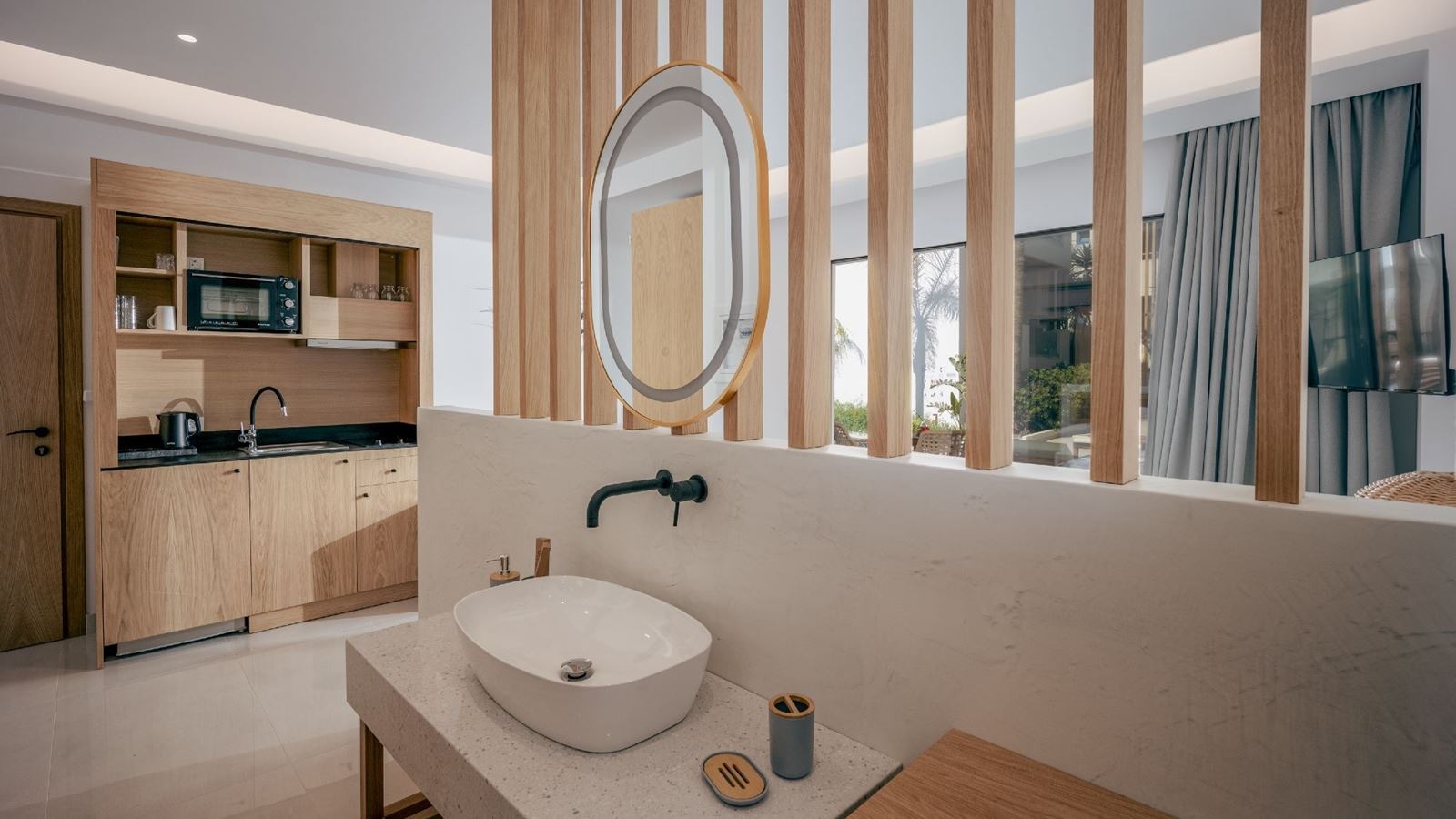 rooms-deluxe-sea-view-suite-balcony