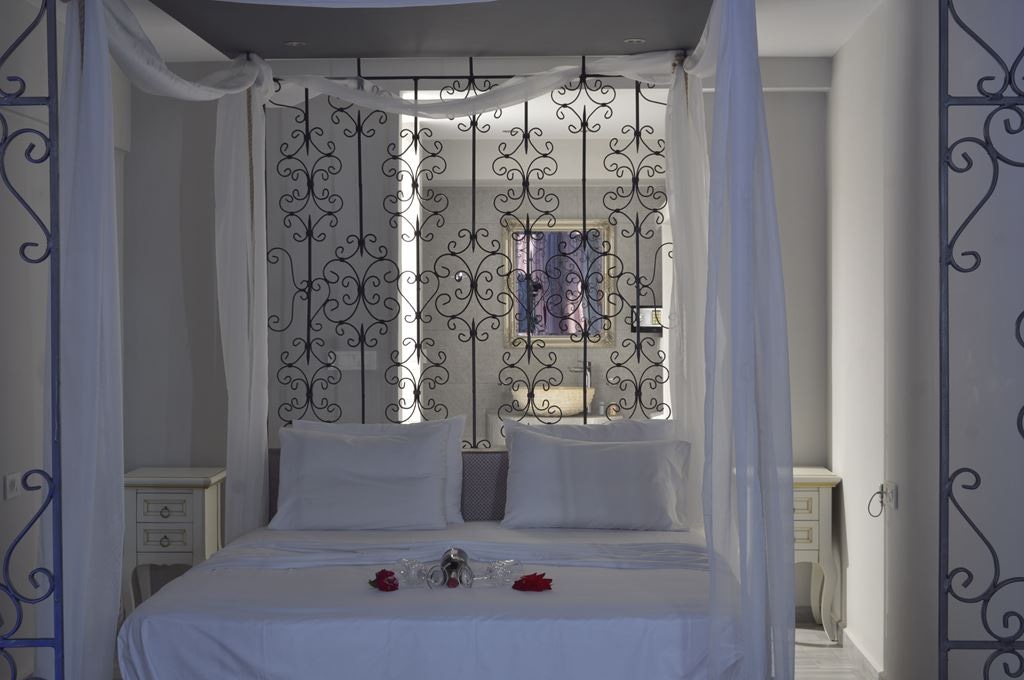 rooms-suite-with-jacuzzi