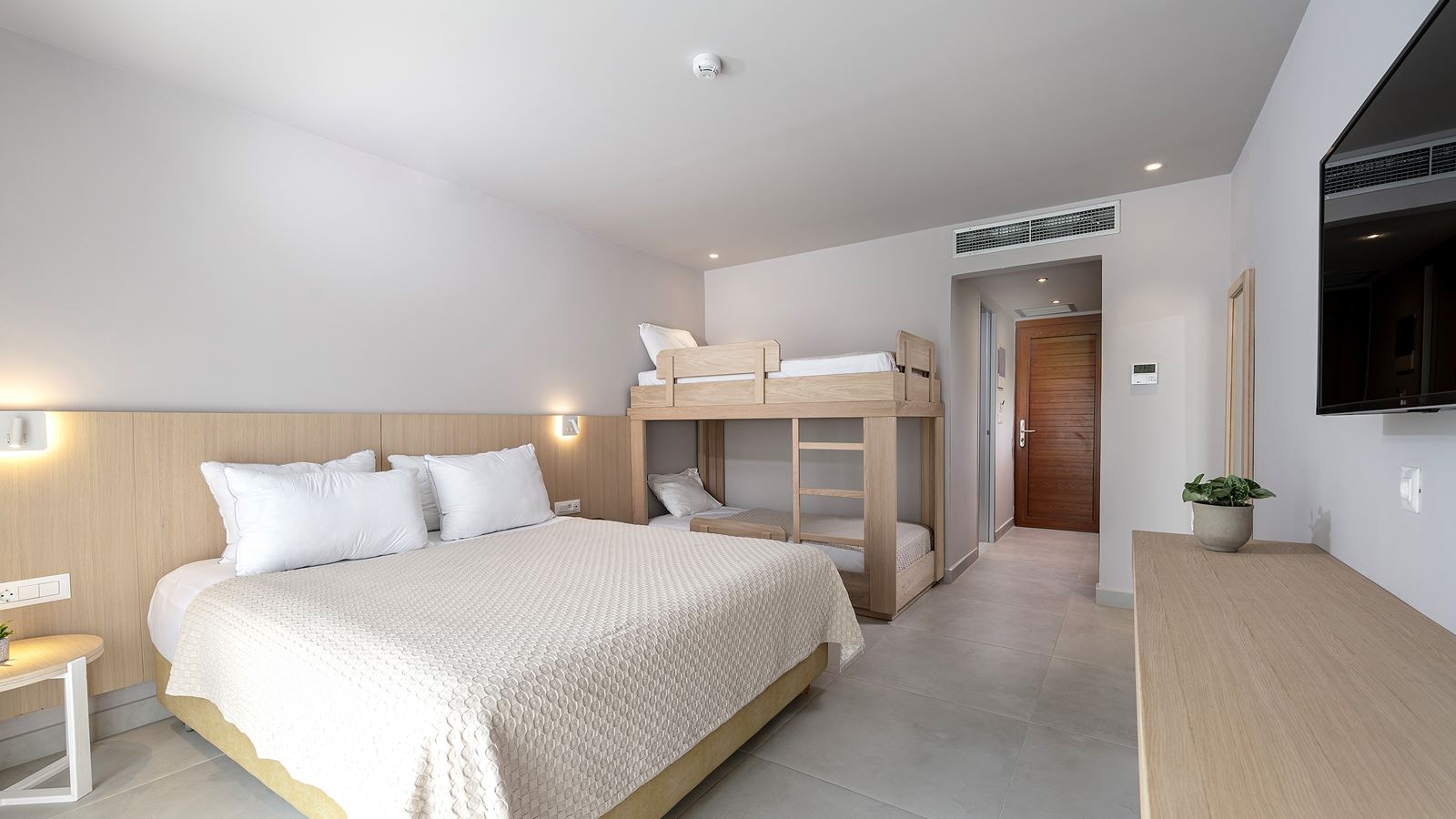 rooms-family-large-room-w-bunkbed-balcony-or-terrace