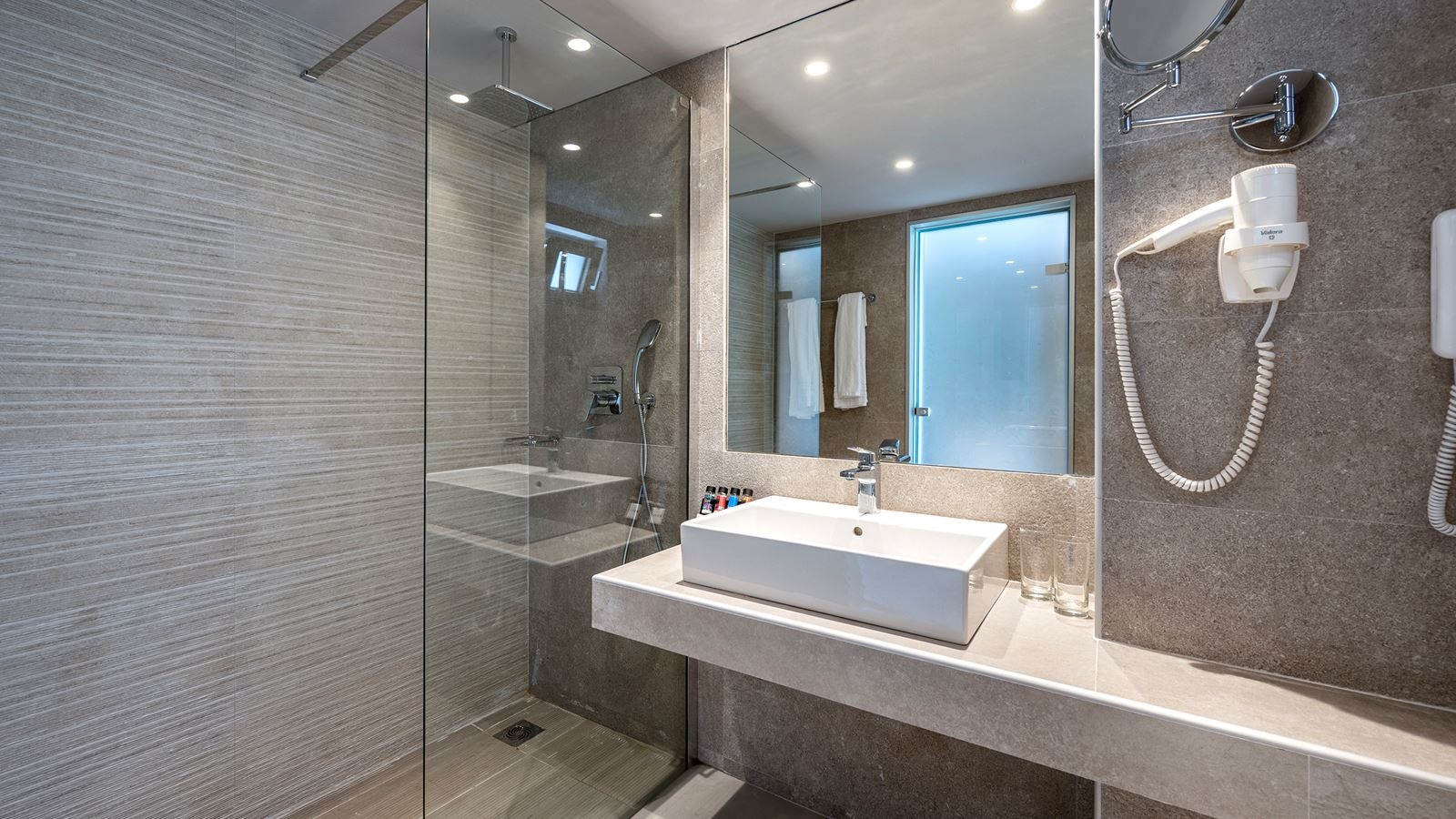 rooms-family-room-landview-balcony-or-terrace