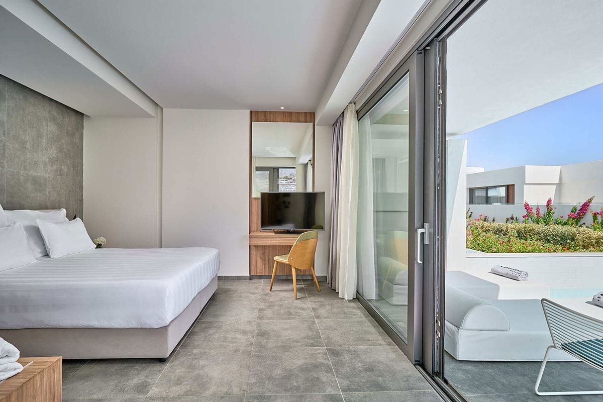 rooms-deluxe-junior-suite-private-pool-garden-view